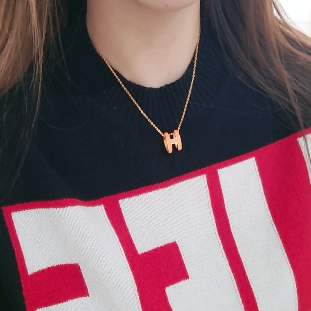 (W) Hermes Pop H Pendant Gold & Orange Soie 착용 스타일