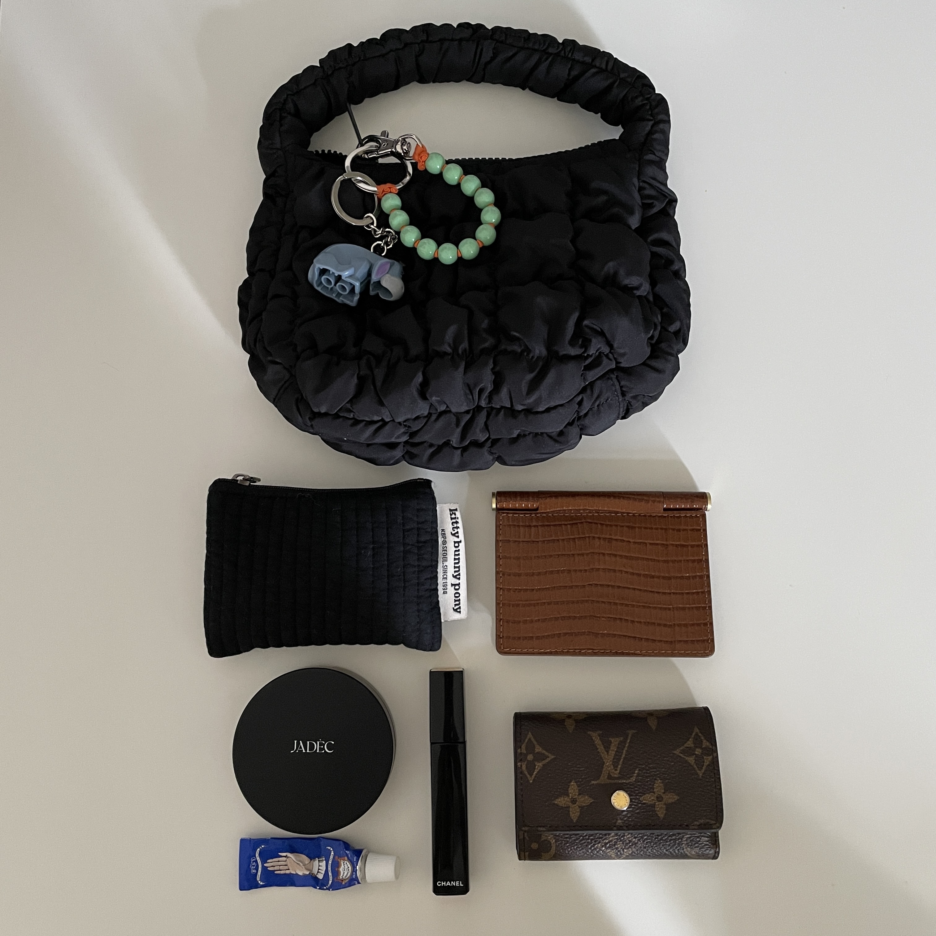 COS Quilted Micro Bag Black 착용 스타일