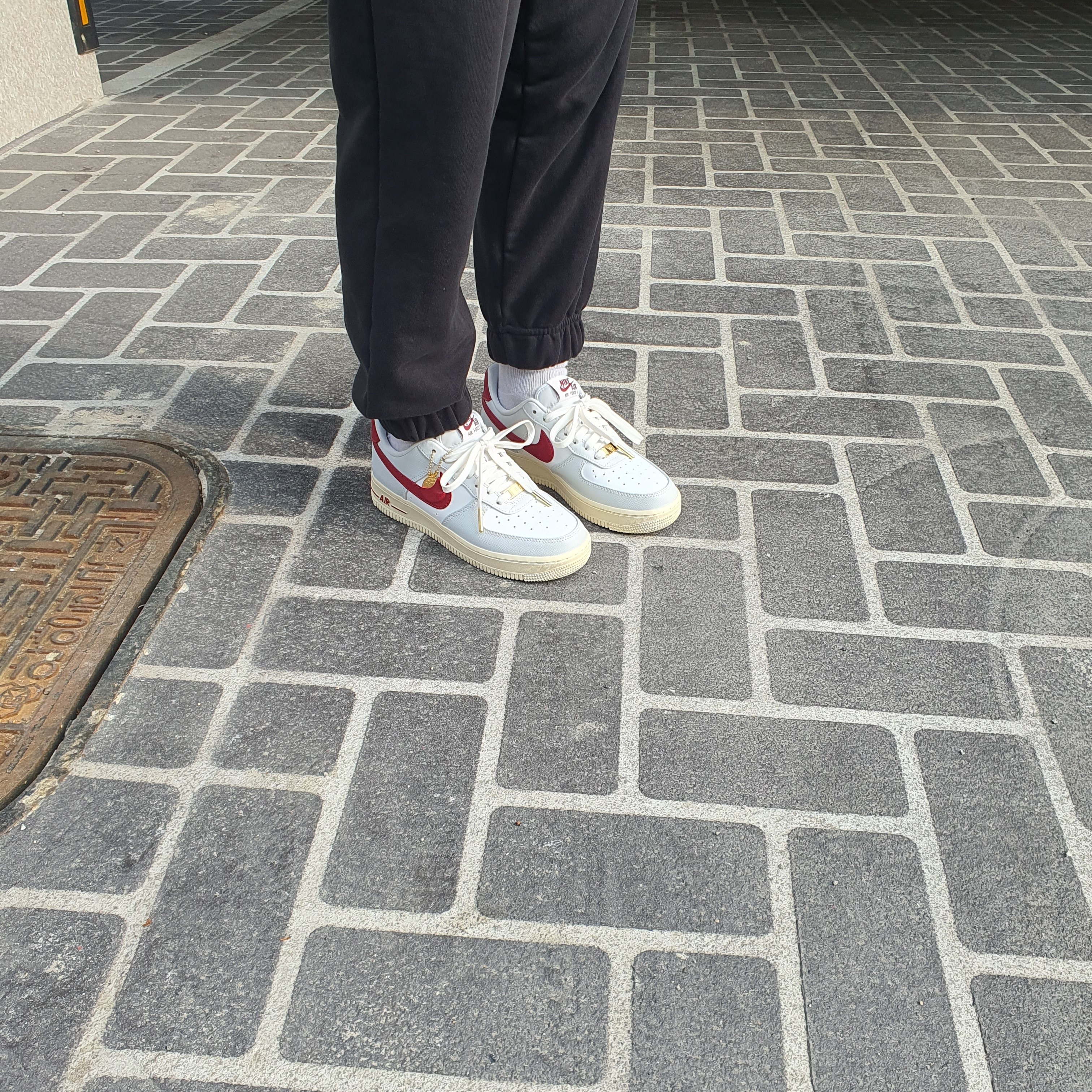 (W) Nike Air Force 1 '07 SE Pandant, Nike x Drake Nocta Air Force 1 Low SP Certified Lover Boy White 착용 스타일 - 3