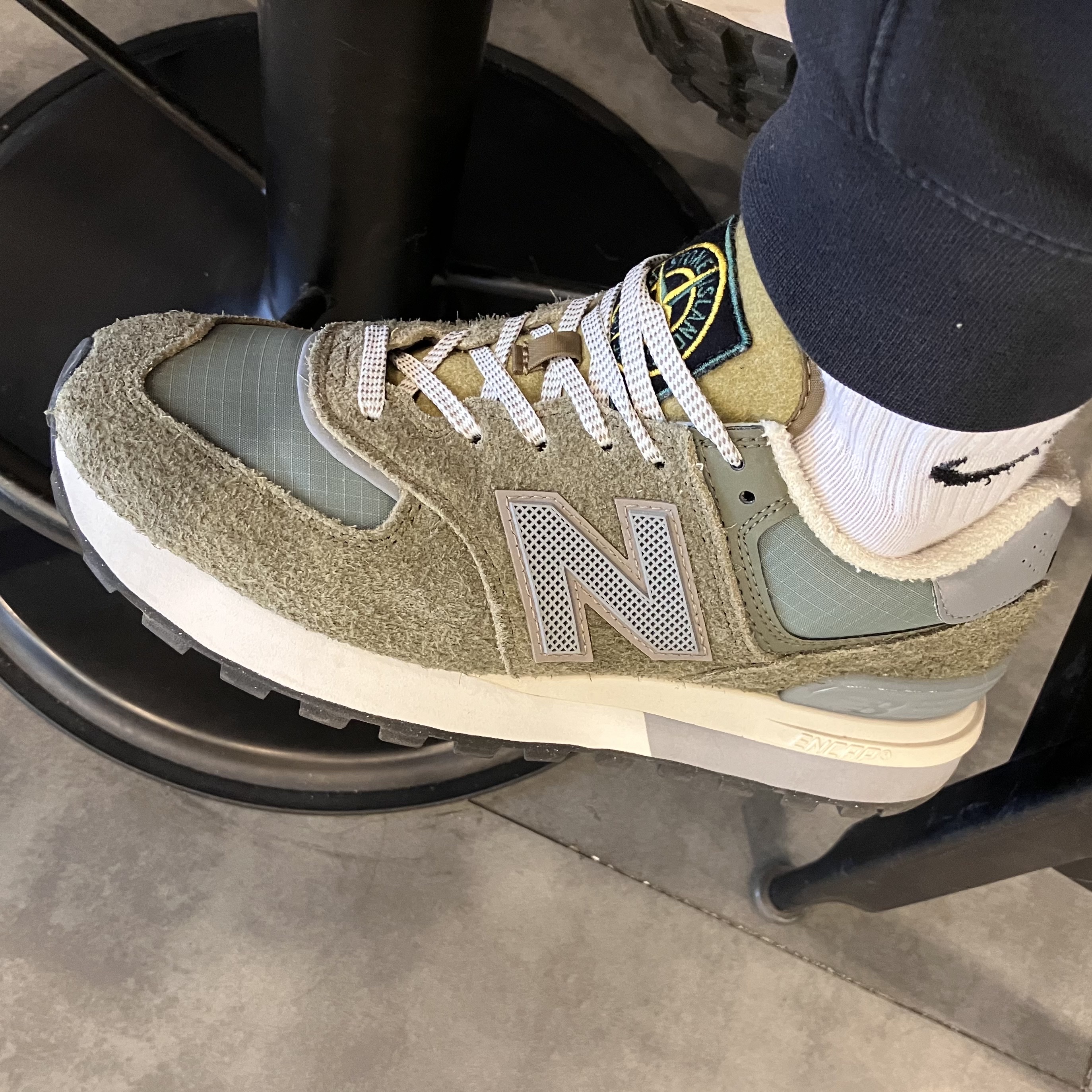 New Balance x Stone Island 574 Legacy Green 착용 스타일 - 1