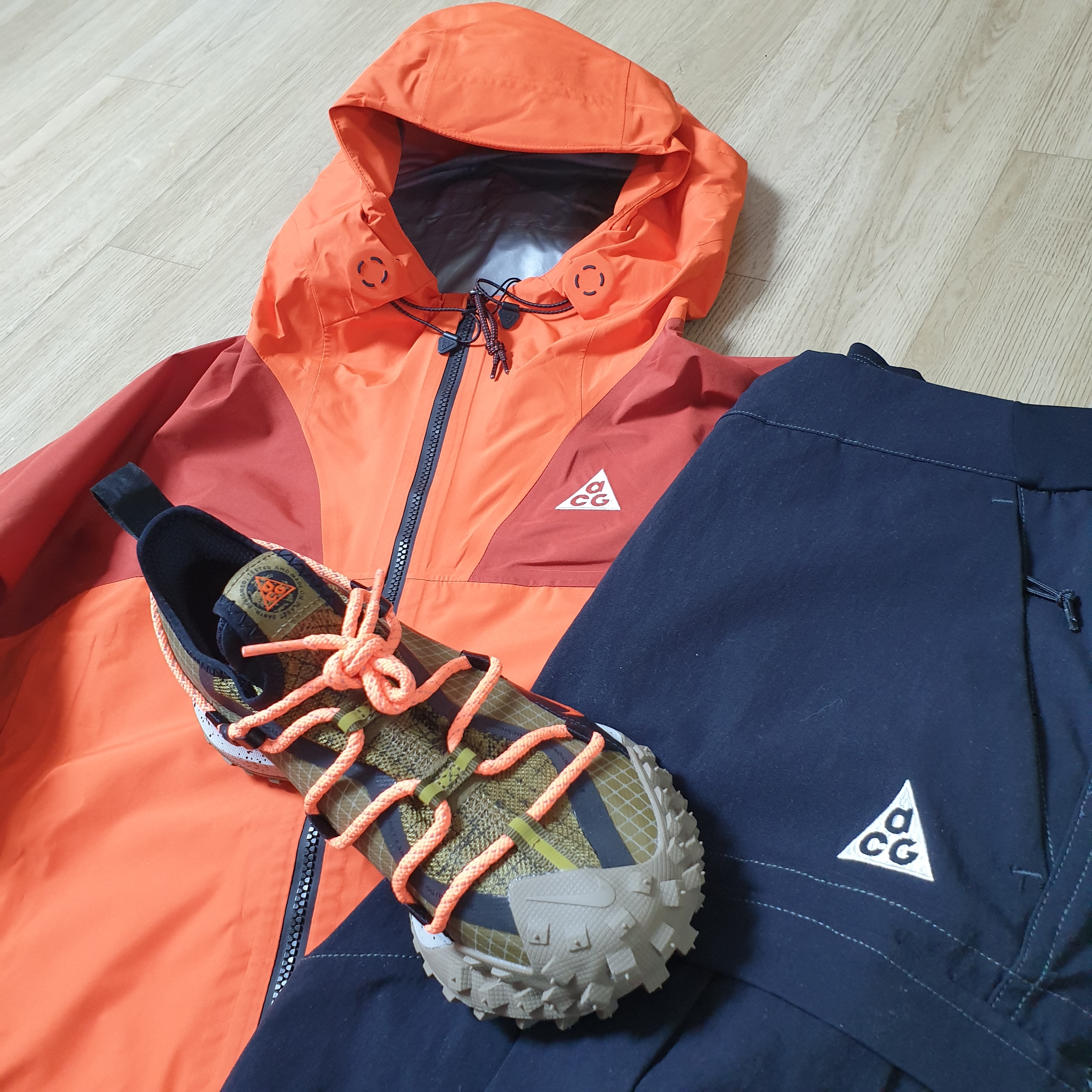 (W) Nike ACG Smith Summit Cargo Pants Black Summit White - Asia, (W) Nike ACG Storm-Fit ADV Chain of Craters Jacket Orange Black Blue - Asia 착용 스타일 - 2