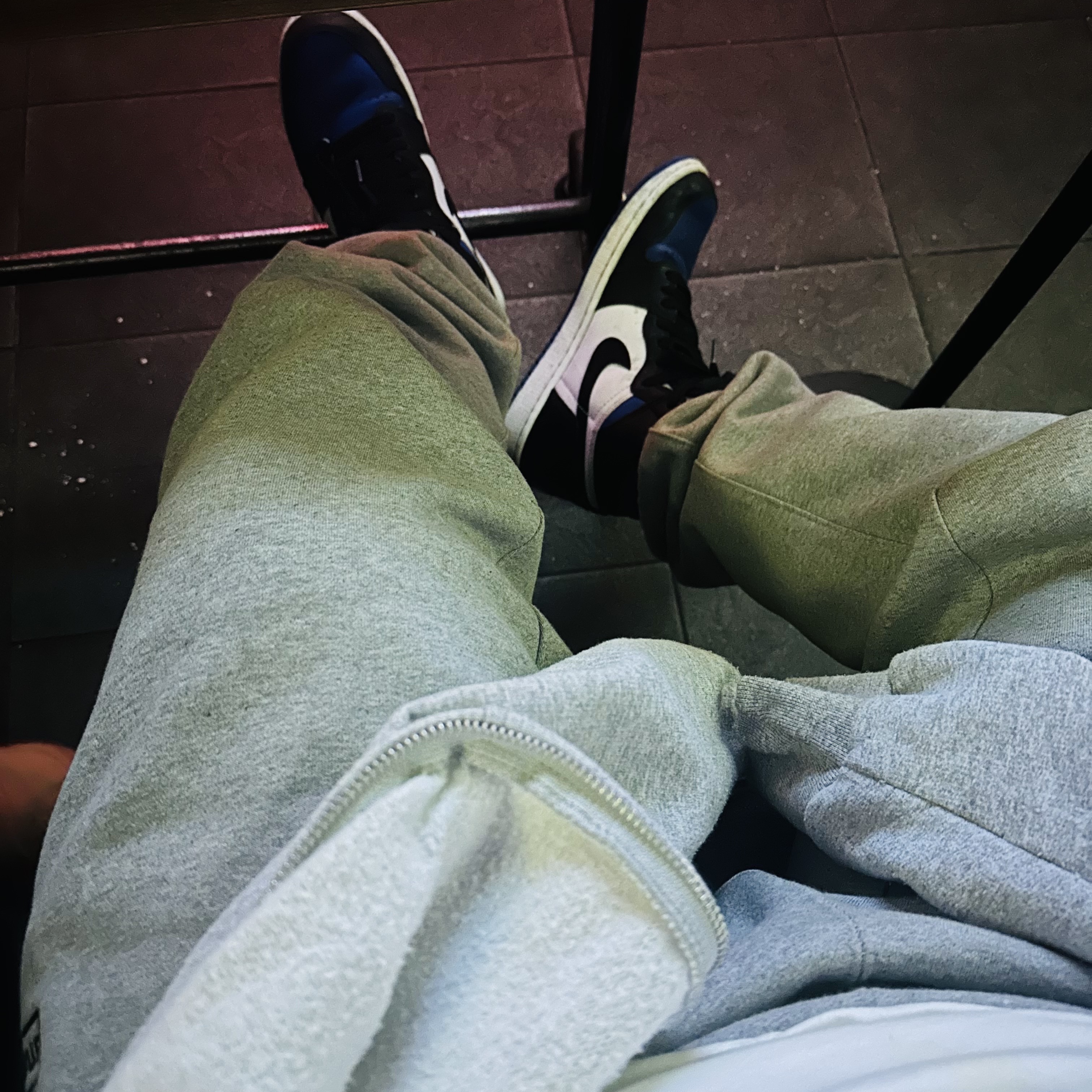 Nike x Stussy NRG Fleece Pants Dark Grey Heather (DO9340-063), Jordan 1 Retro High OG Royal Toe 착용 스타일