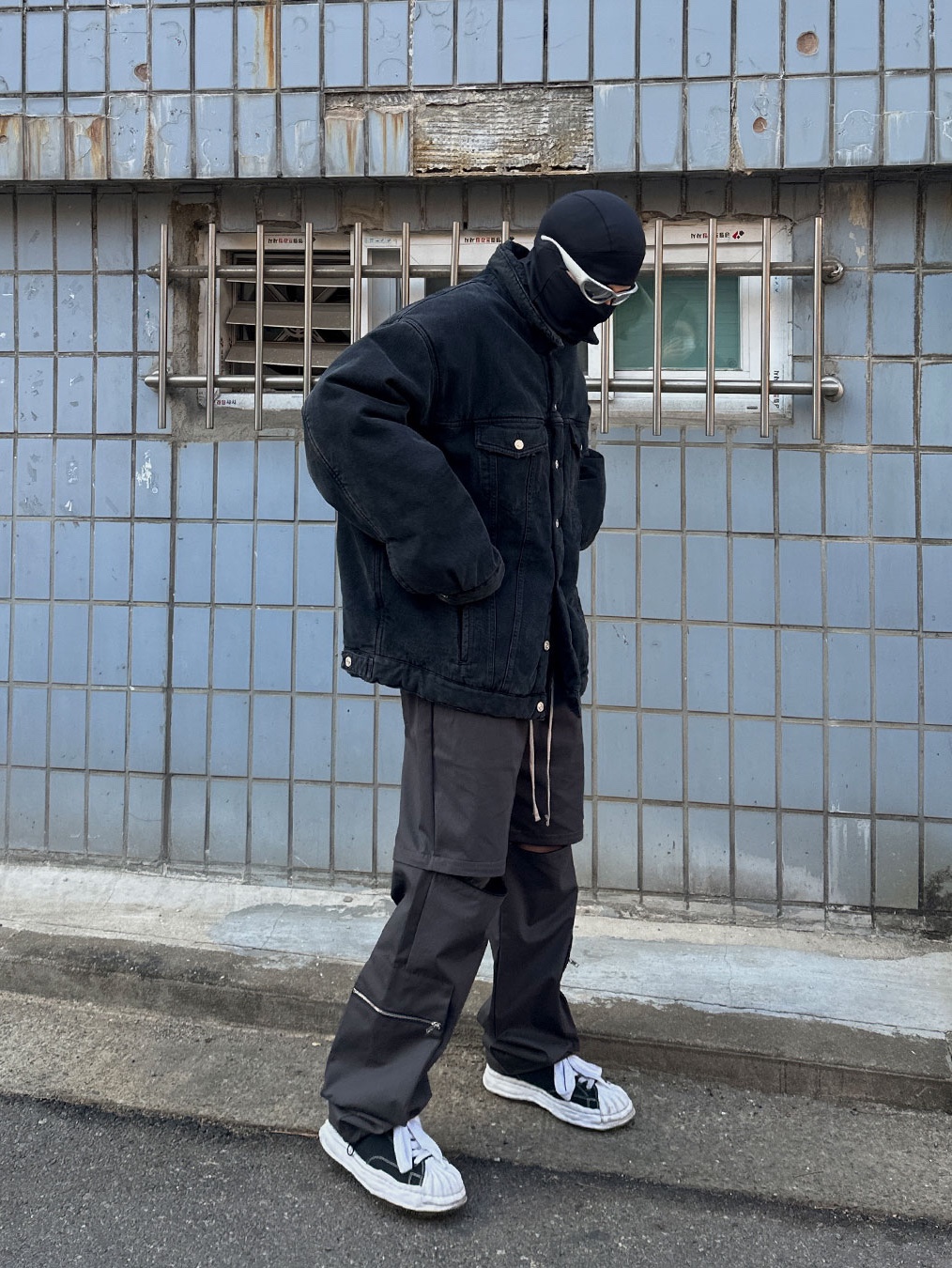Maison Mihara Yasuhiro Blakey OG Sole Canvas Low-top Sneakers Black White, Maison Mihara Yasuhiro Blakey OG Sole Canvas Low-top Sneakers White 착용 스타일