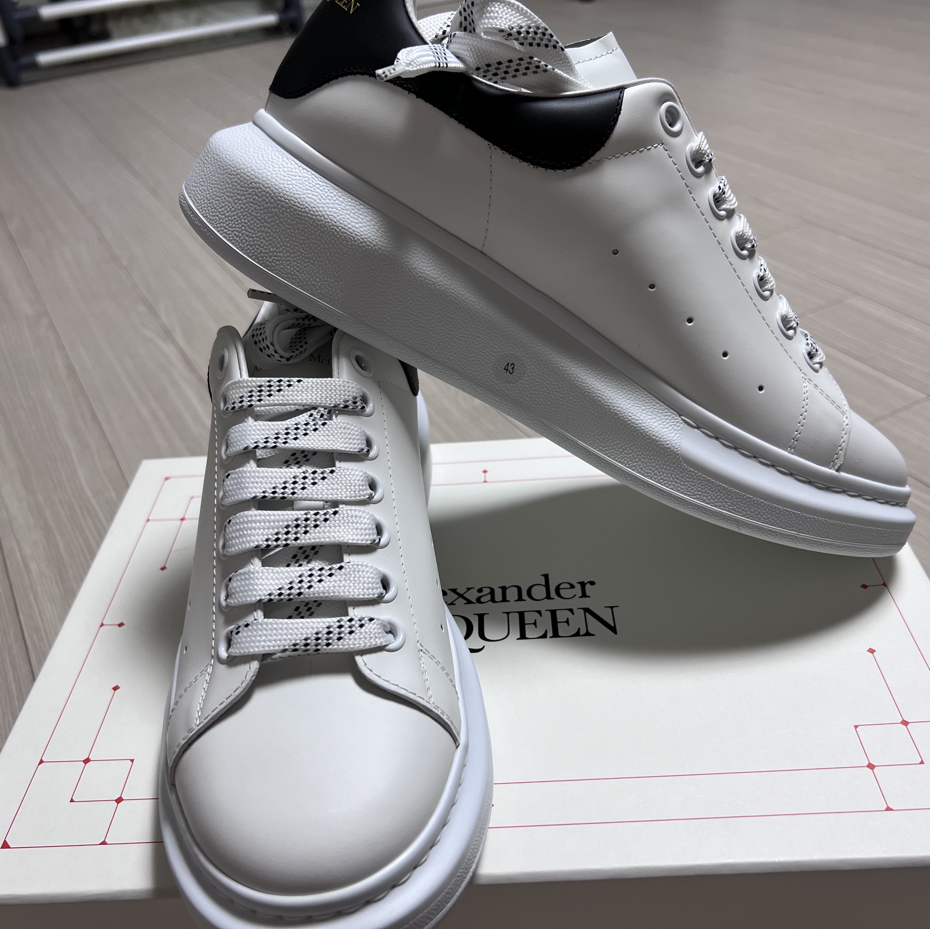 Alexander McQueen Oversized Sneakers White Black 착용 스타일