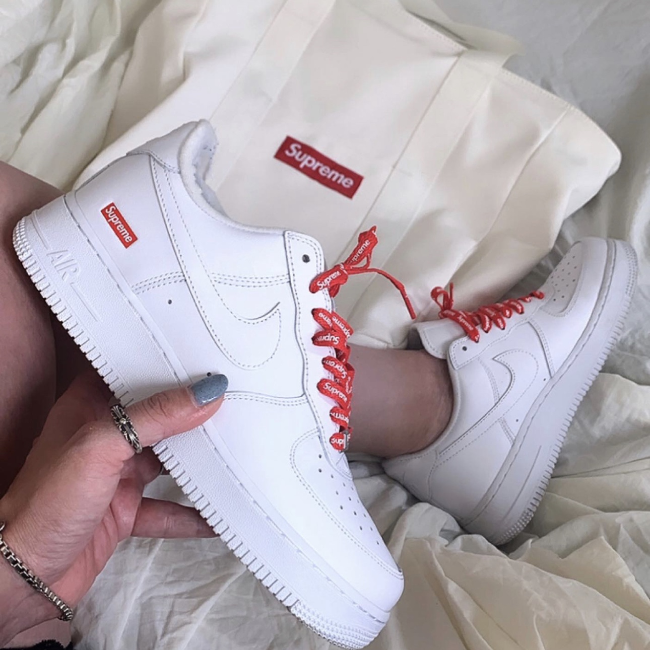 Nike x Supreme Air Force 1 Low White 착용 스타일 - 4