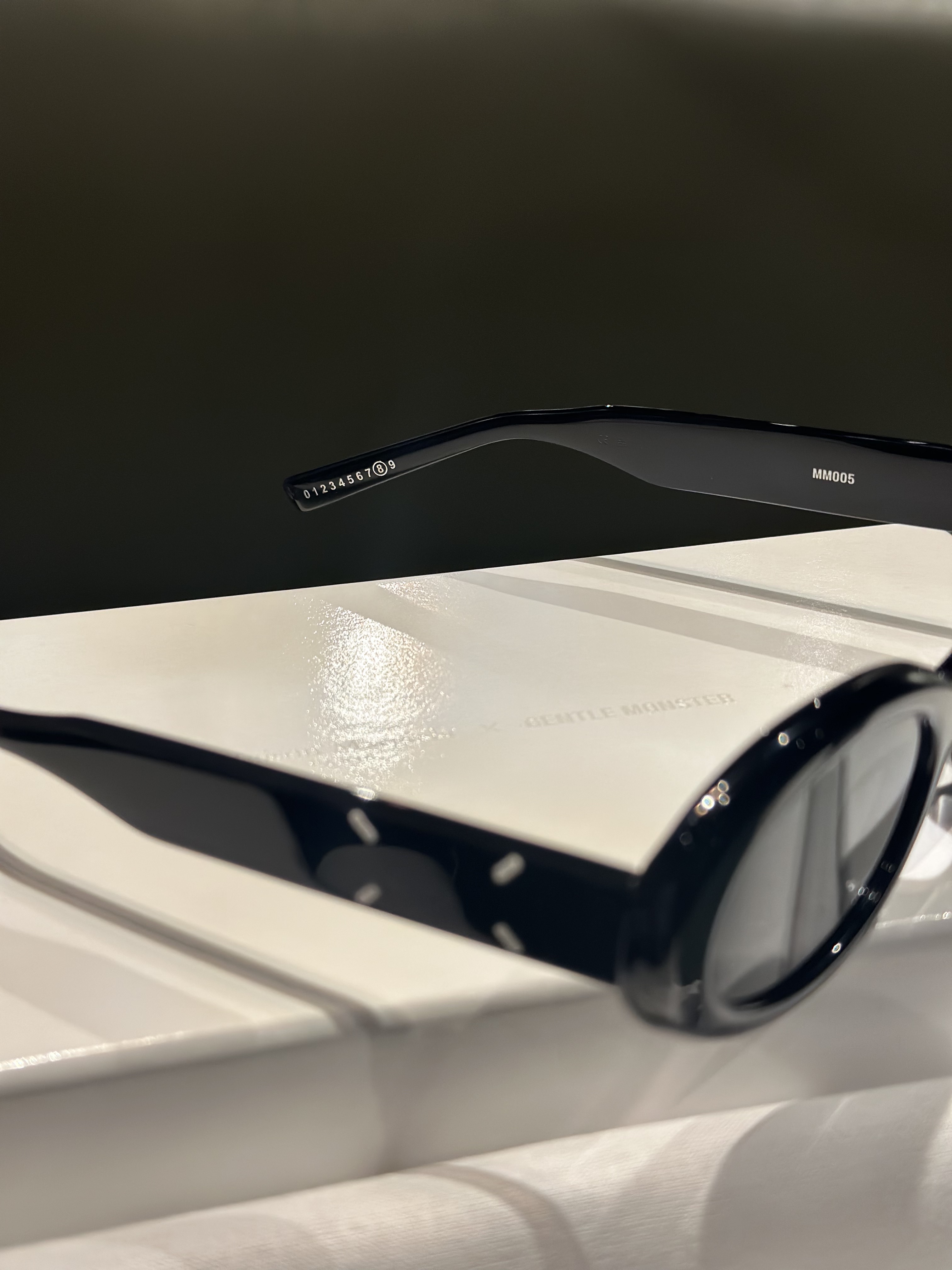Gentle Monster x Maison Margiela MM005 Black Black 착용 스타일 - 3