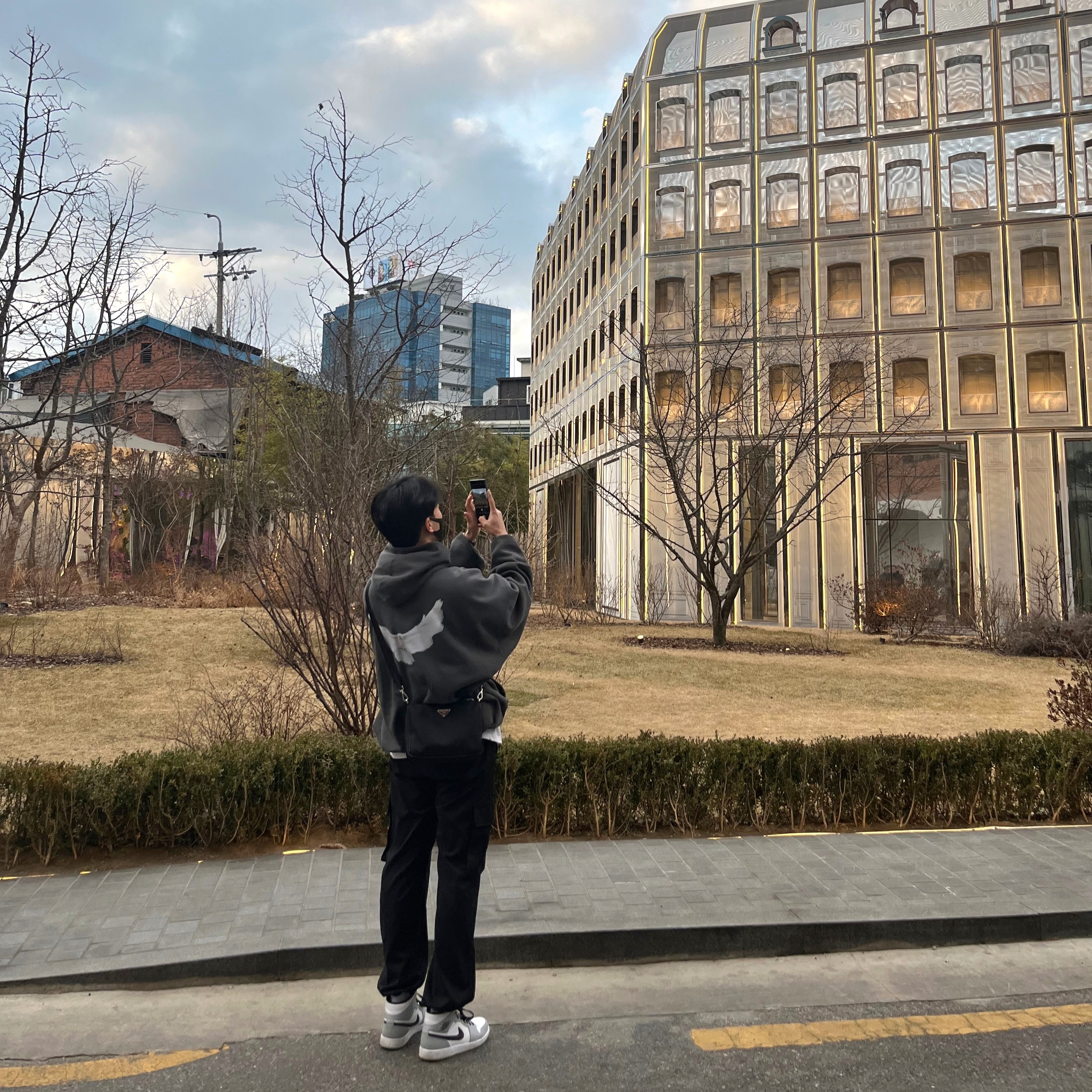 Yeezy Gap Engineered By Balenciaga Dove Hoodie Black, Jordan 1 Mid Light Smoke Grey 착용 스타일