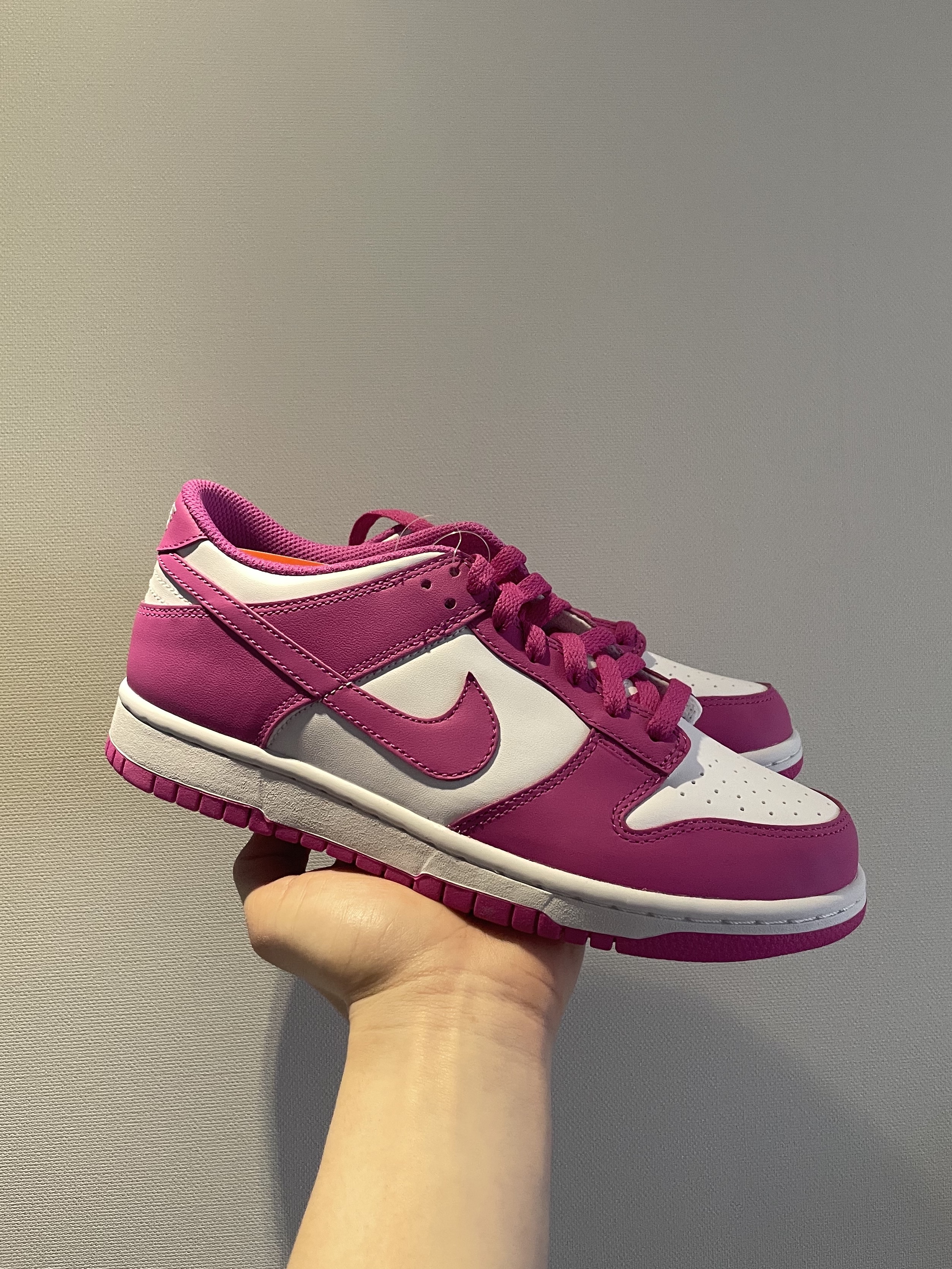 (GS) Nike Dunk Low White Active Fuchsia 착용 스타일 - 3
