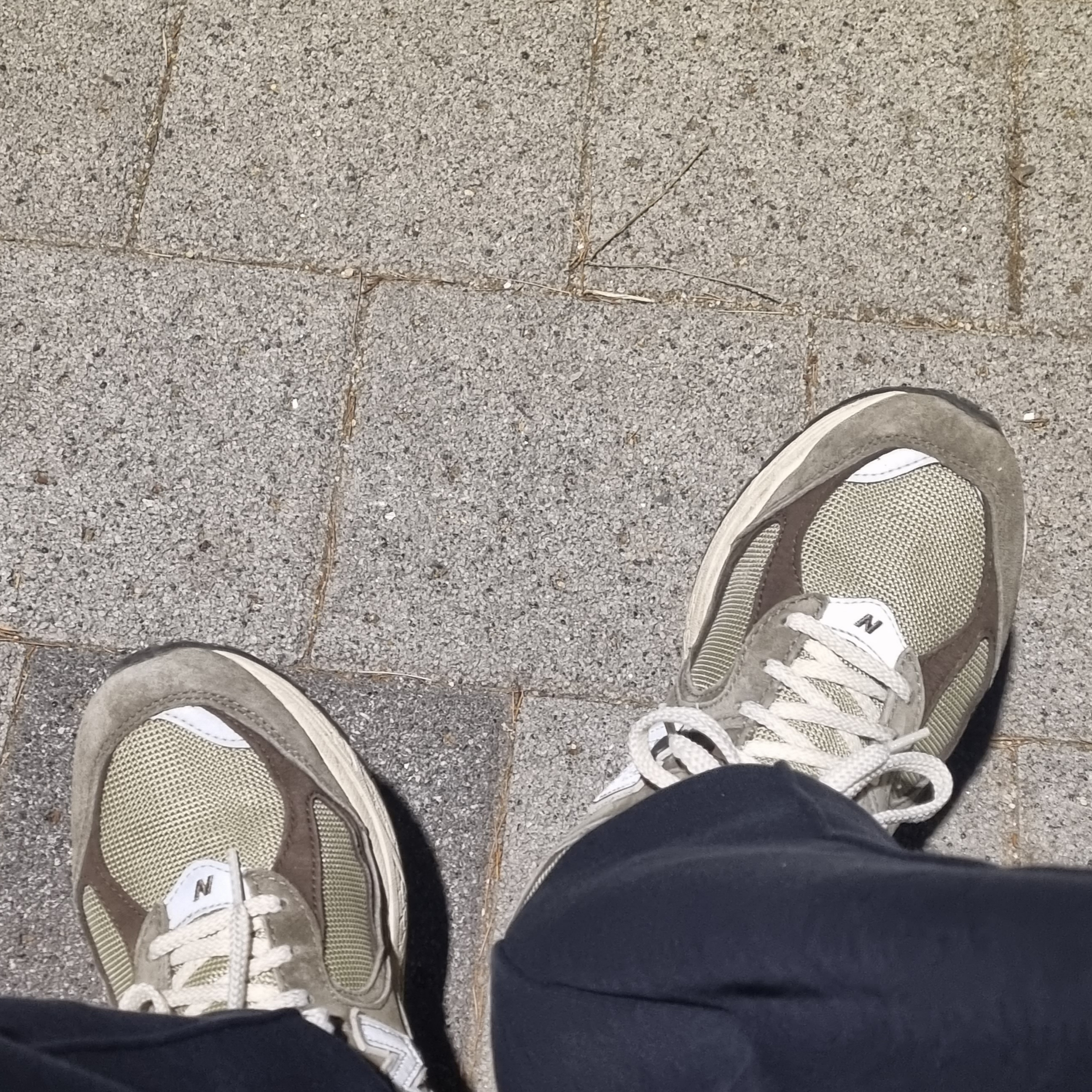 New Balance 2002R Special Vintage Khaki, New Balance x JJJJound 990v3 Olive 착용 스타일