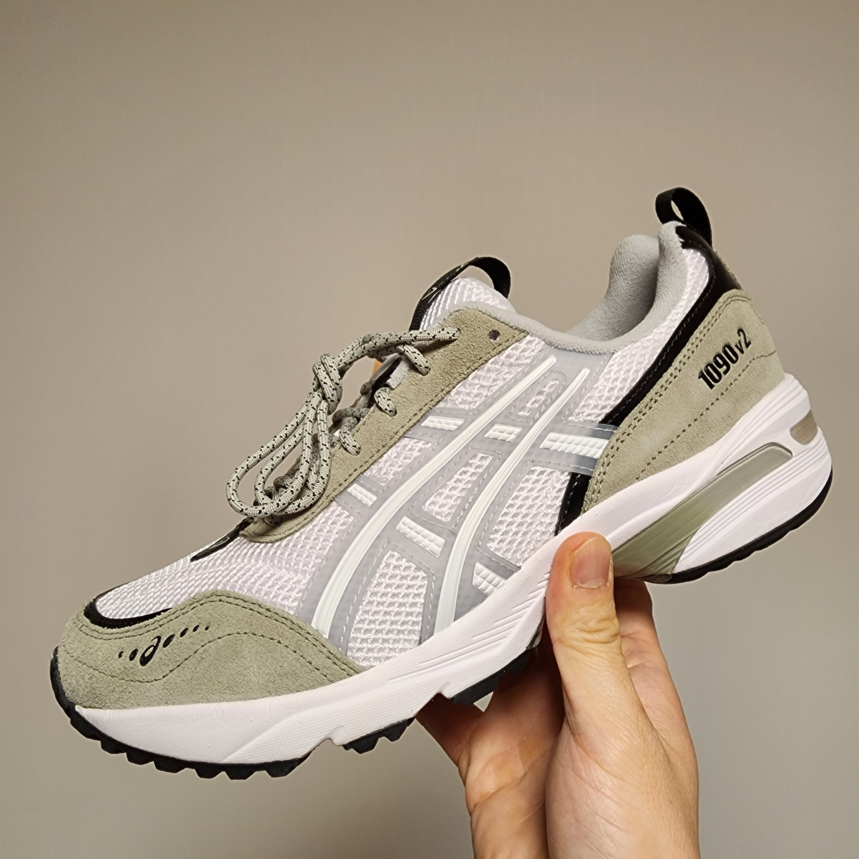 Asics Gel-1090 V2 White Mid Grey 착용 스타일 - 1
