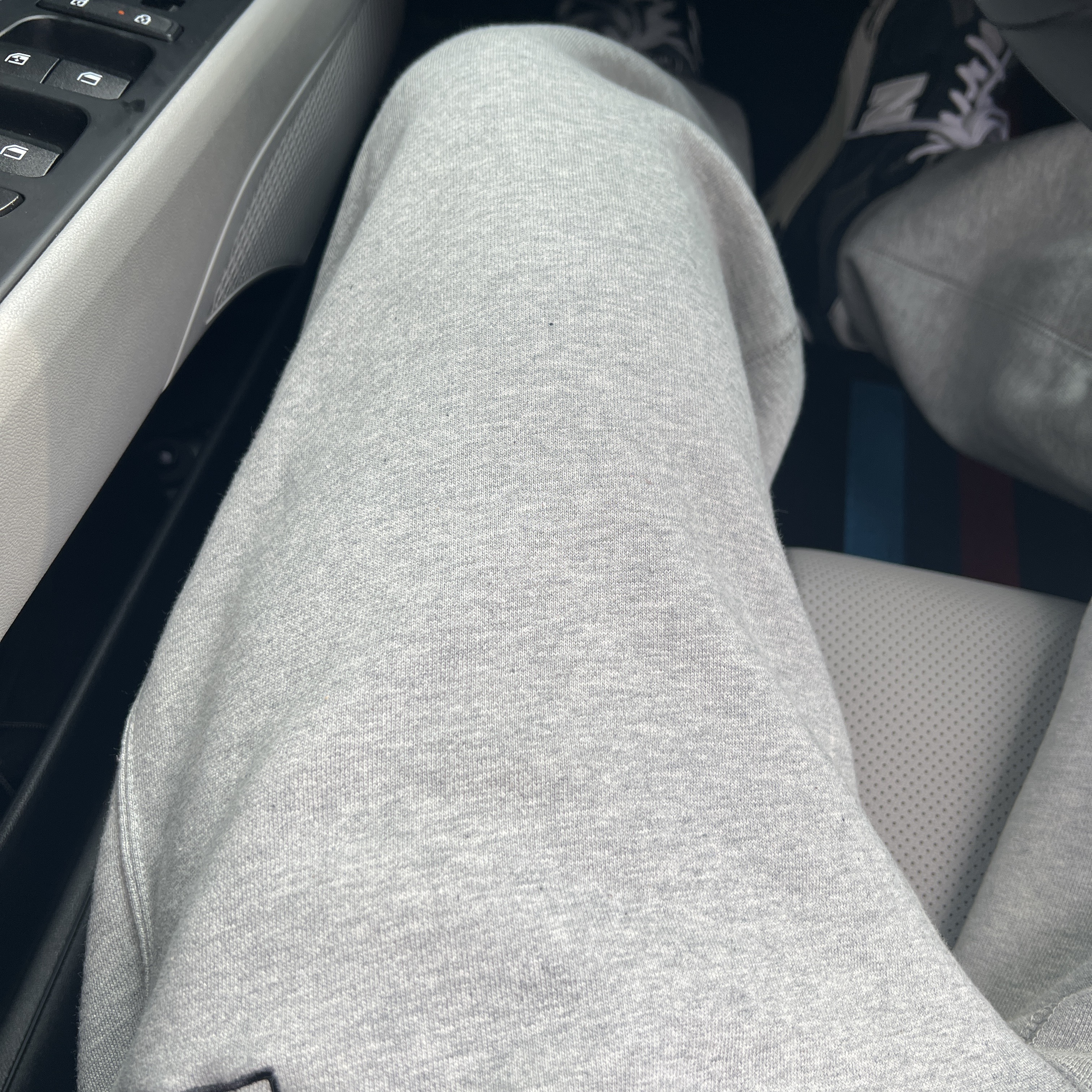 Nike x Stussy NRG Fleece Crewneck Dark Grey Heather (DO9337-063), Nike x Stussy NRG Fleece Pants Dark Grey Heather (DO9340-063) 착용 스타일 - 2