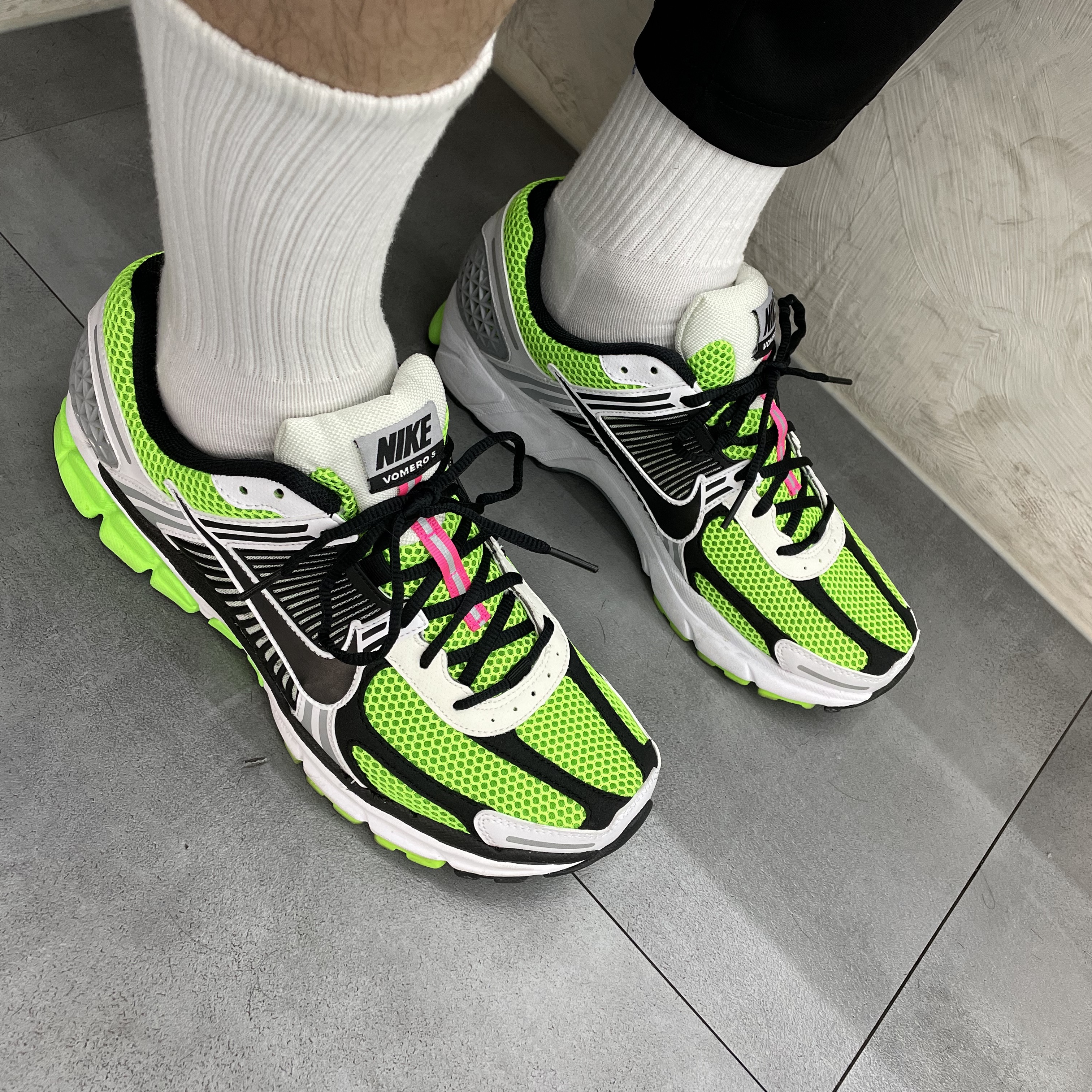 Nike Zoom Vomero 5 Electric Green Black 착용 스타일 - 1