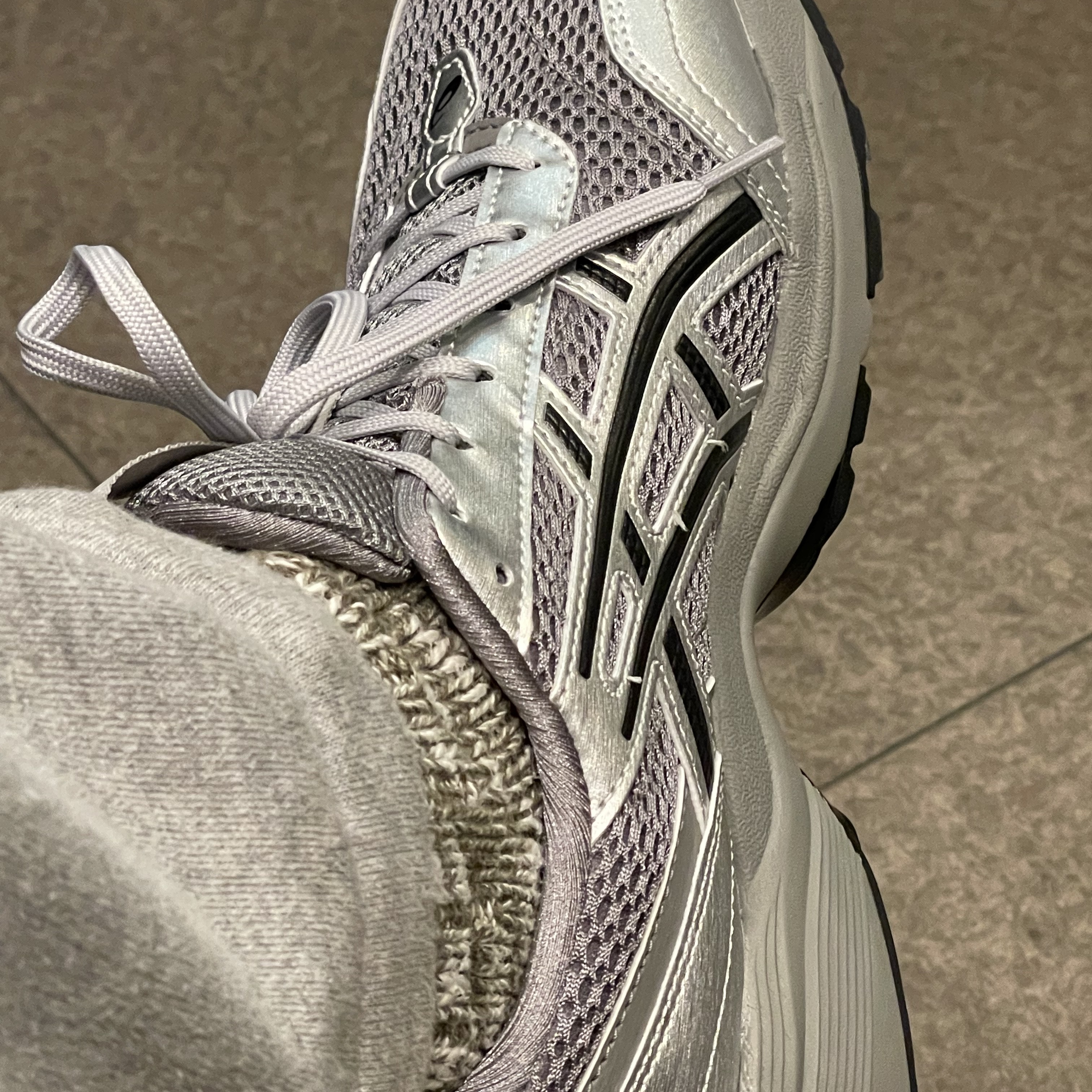 Asics x Freja Wewer Gel-1090 V2 Clay Grey Pure Silver 착용 스타일