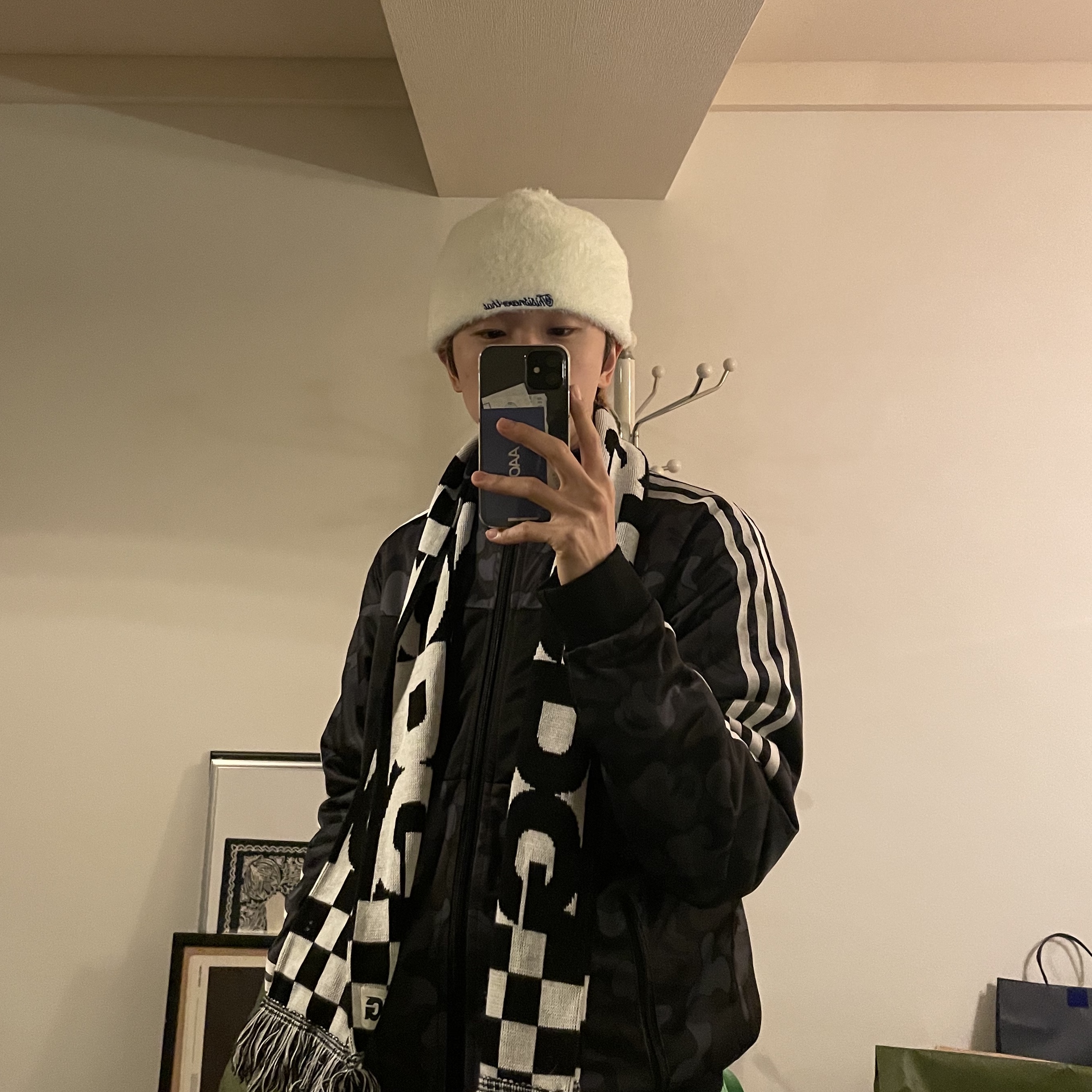 CDG Logo Check Muffler White Black 착용 스타일 - 3