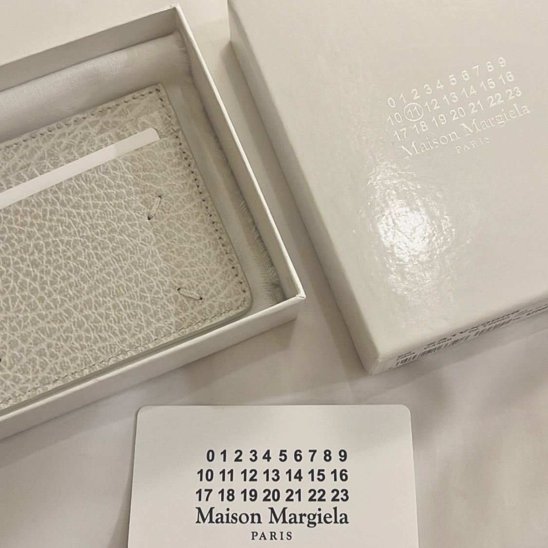 Maison Margiela Stitch Card Holder Ivory 착용 스타일