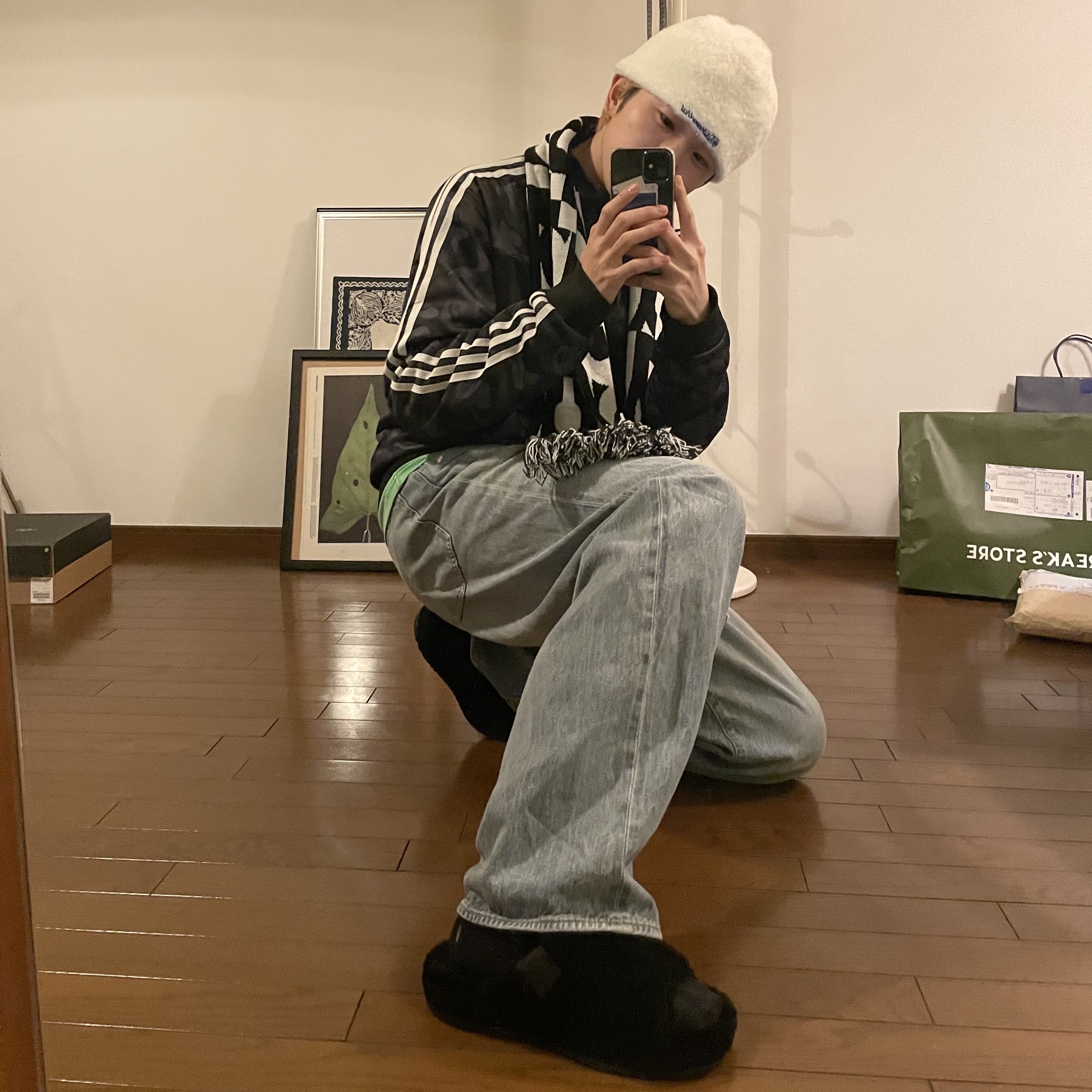 CDG Logo Check Muffler White Black 착용 스타일 - 2
