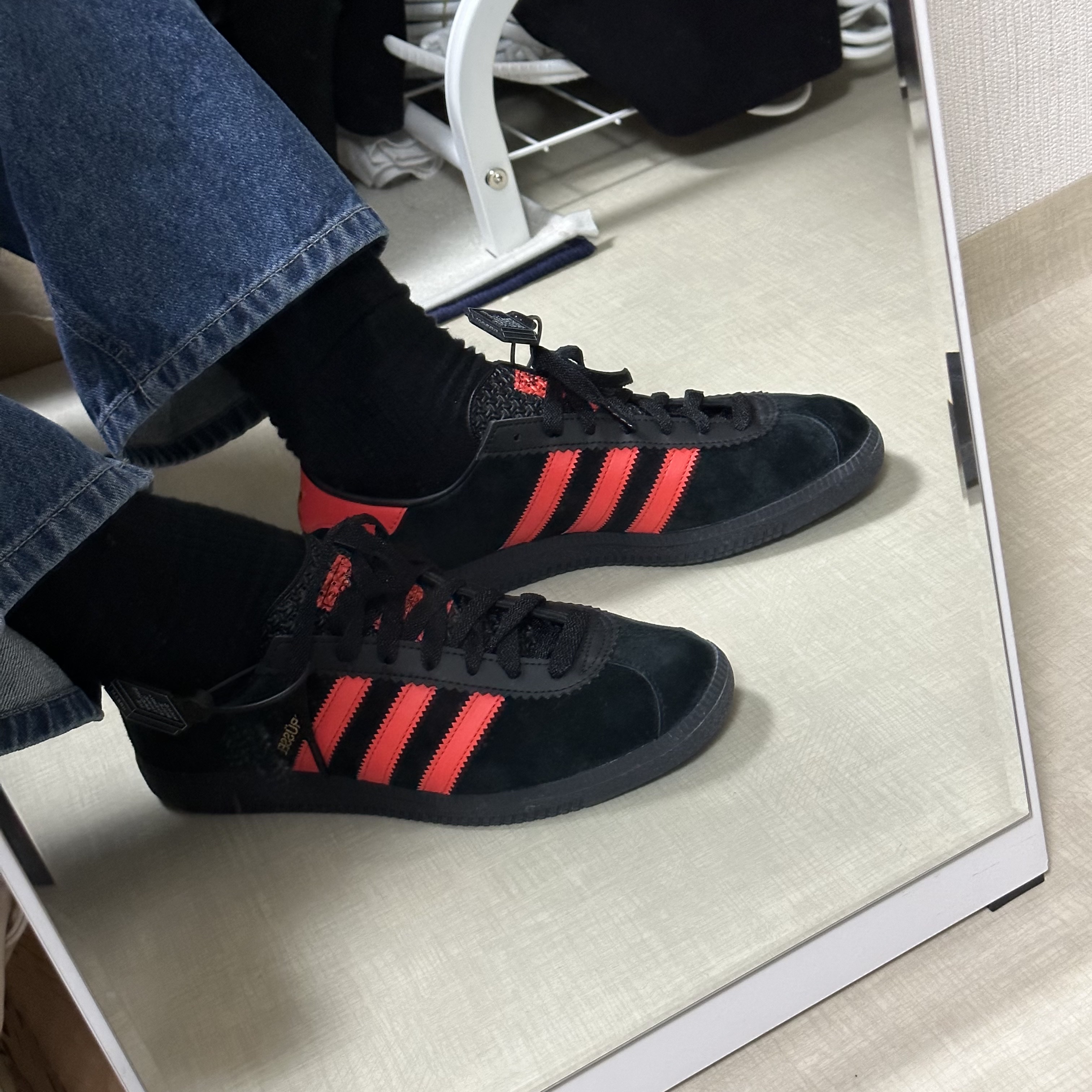 Adidas Brussels Core Black Bright Red 착용 스타일 - 2