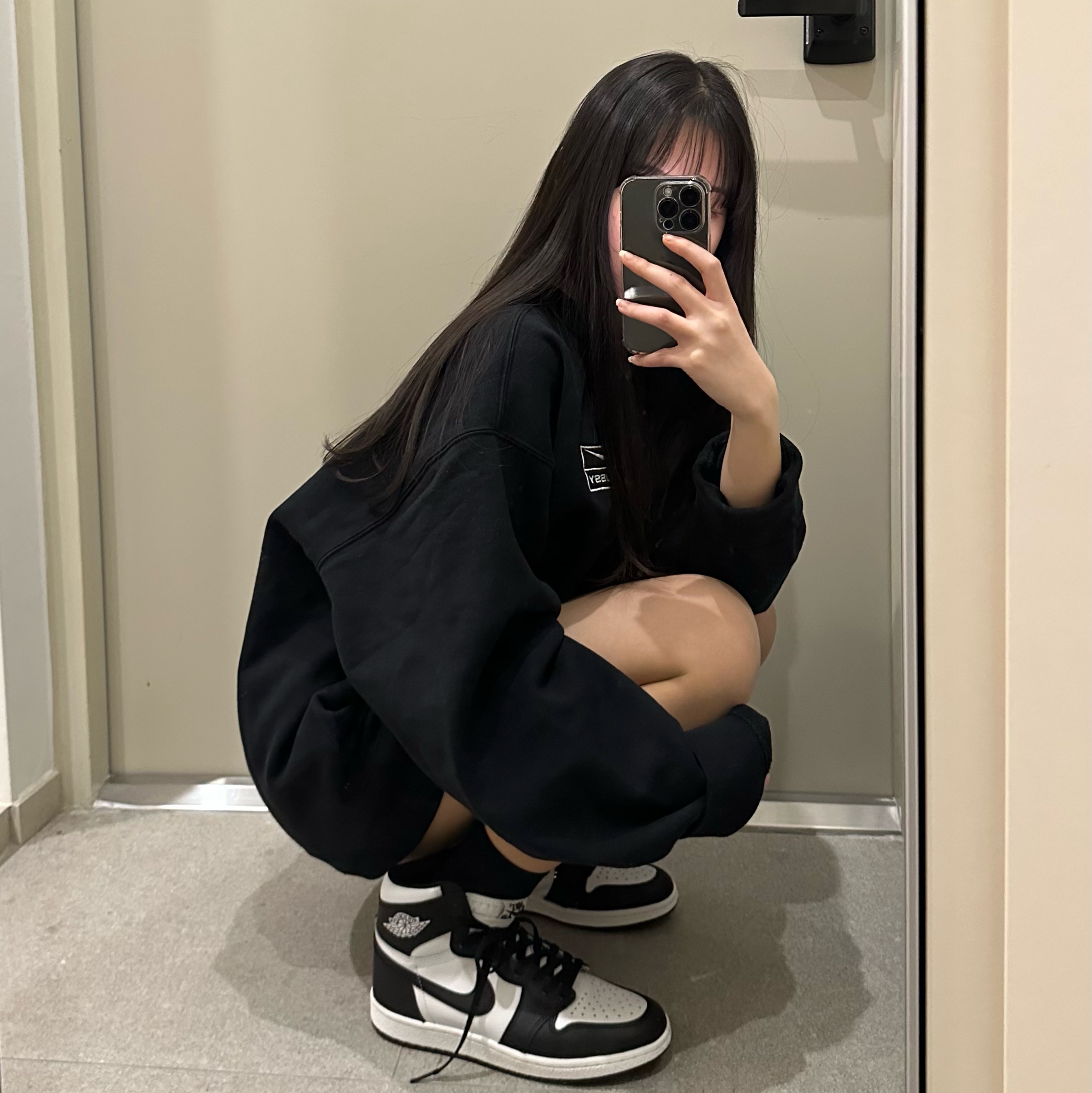 Jordan 1 High 85 Black White, Nike x Stussy NRG Washed Fleece Crewneck Black (DO5310-010) 착용 스타일 - 2
