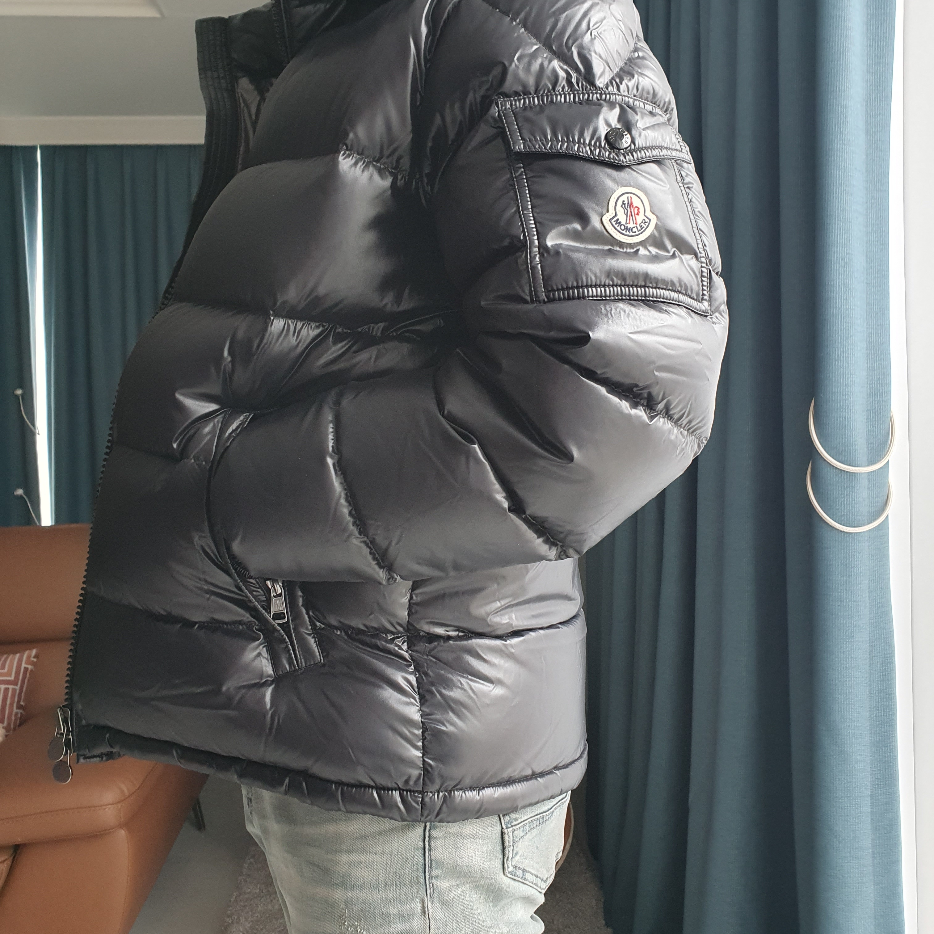 Moncler Maya Short Down Jacket Black - 22FW 착용 스타일 - 2