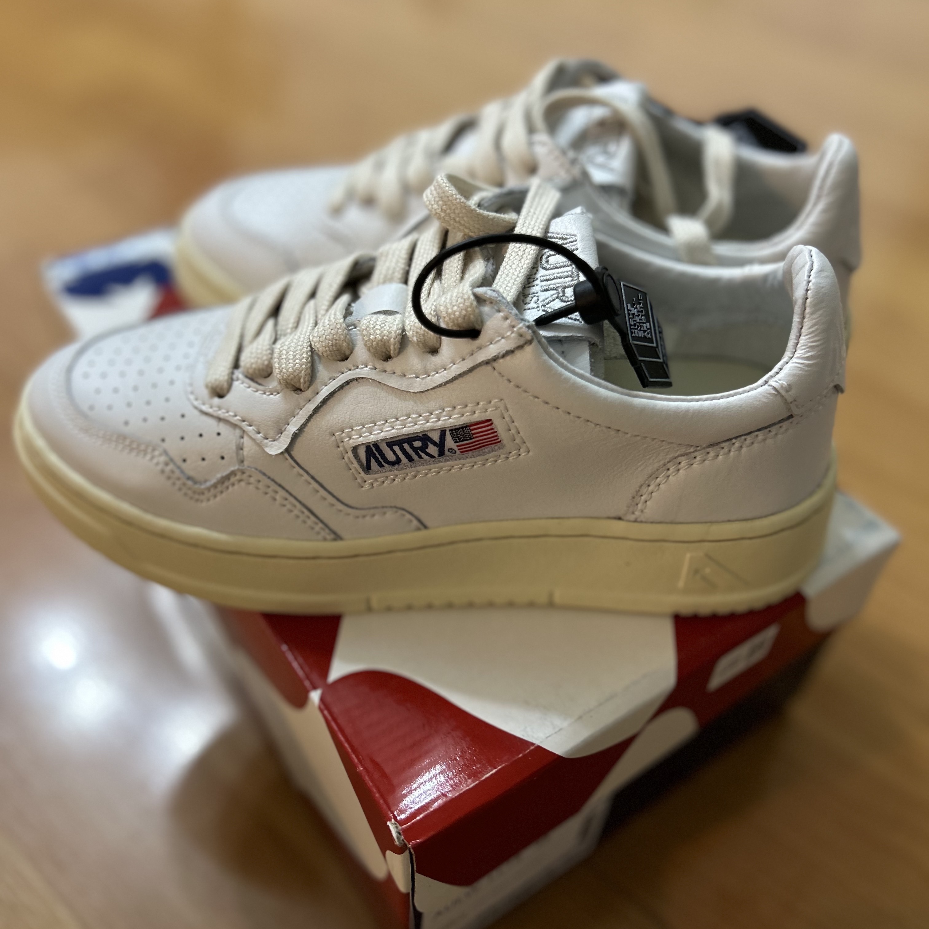 (W) Autry Medalist Low Leather Sneakers White 착용 스타일 - 1