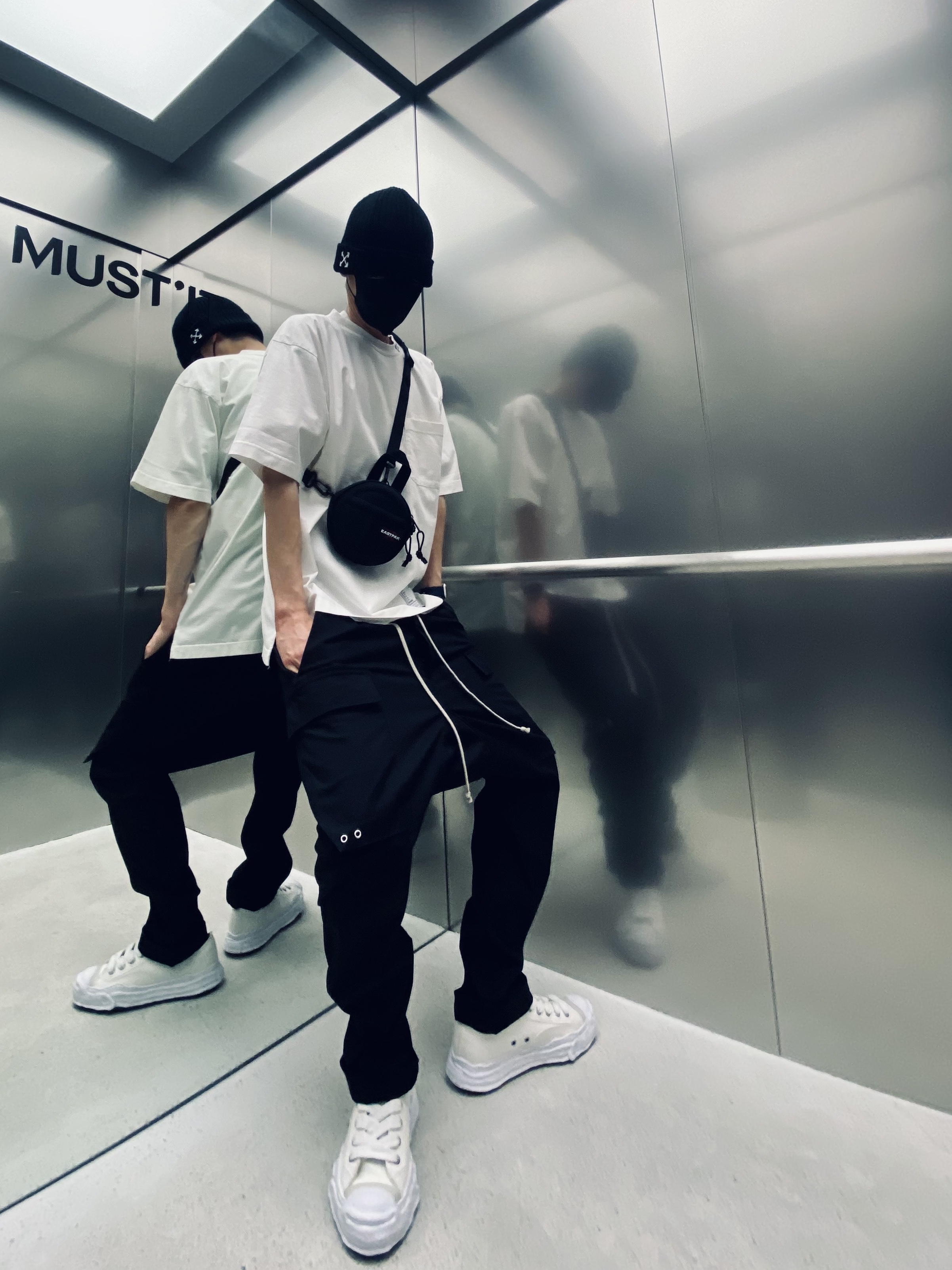 Maison Mihara Yasuhiro Hank OG Sole Canvas Low-top Sneakers White, Apple Watch SE 40mm GPS Silver Aluminum Case with Sport Band Abyss Blue (Korean Ver.) 착용 스타일 - 3