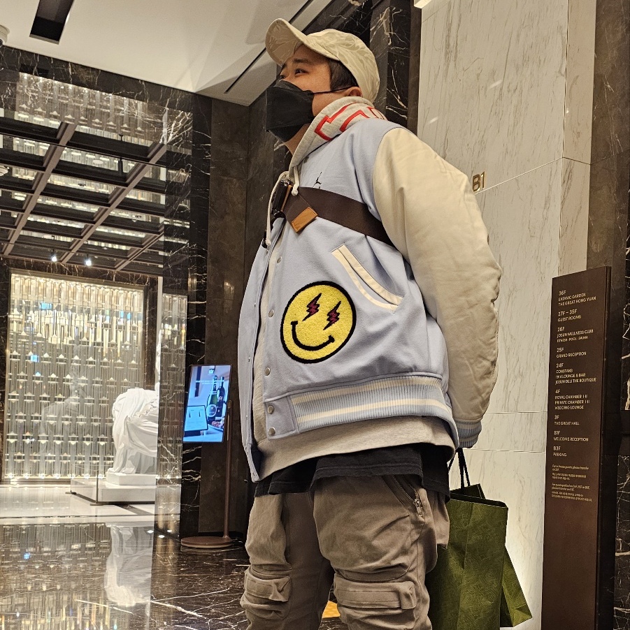 Jordan x J Balvin Varsity Jacket Celestine Blue Sail - US/EU, Supreme Tiger Camo Reflective Camp Cap White - 22FW 착용 스타일