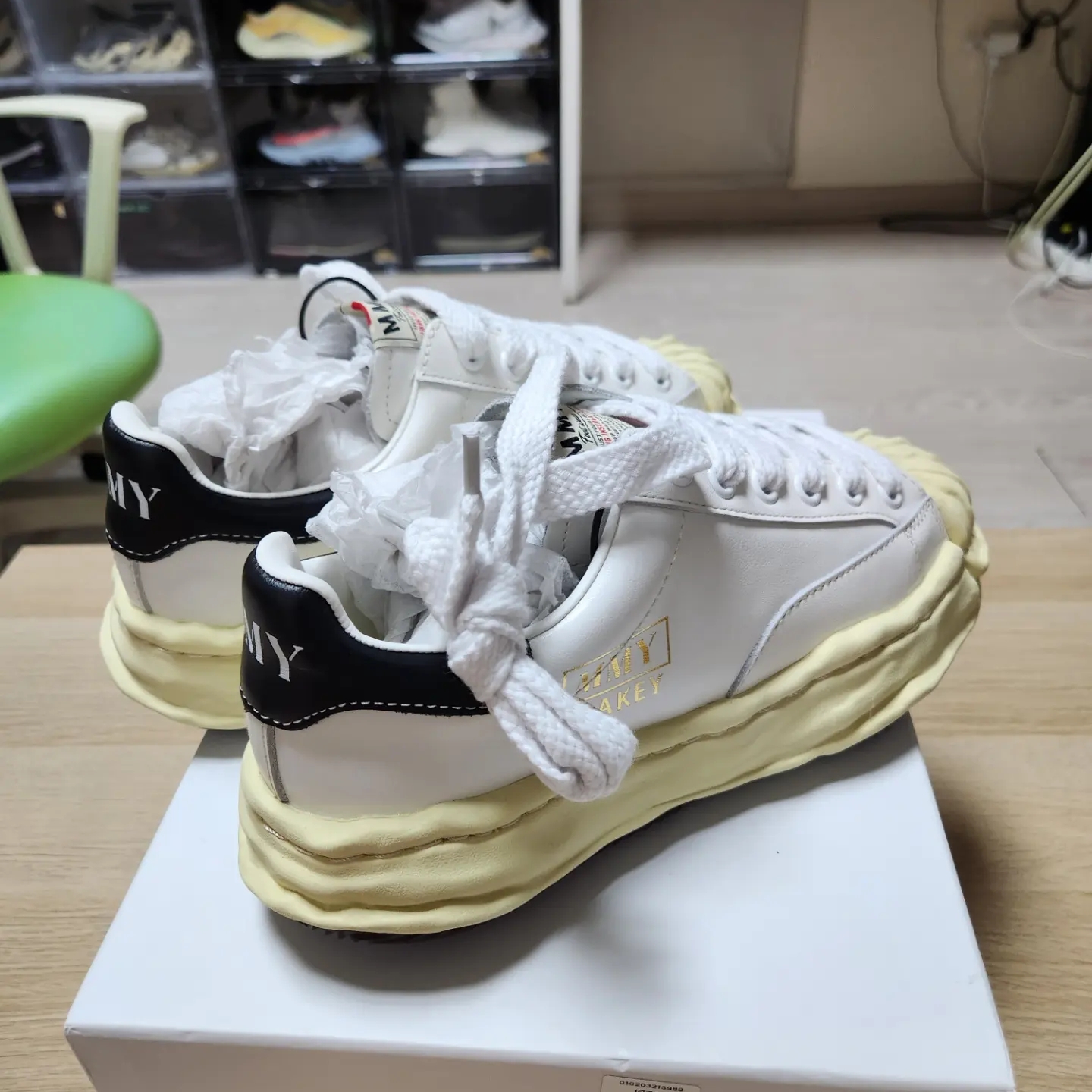 Maison Mihara Yasuhiro Blakey VL OG Sole Leather Low-top Sneakers White 착용 스타일 - 3