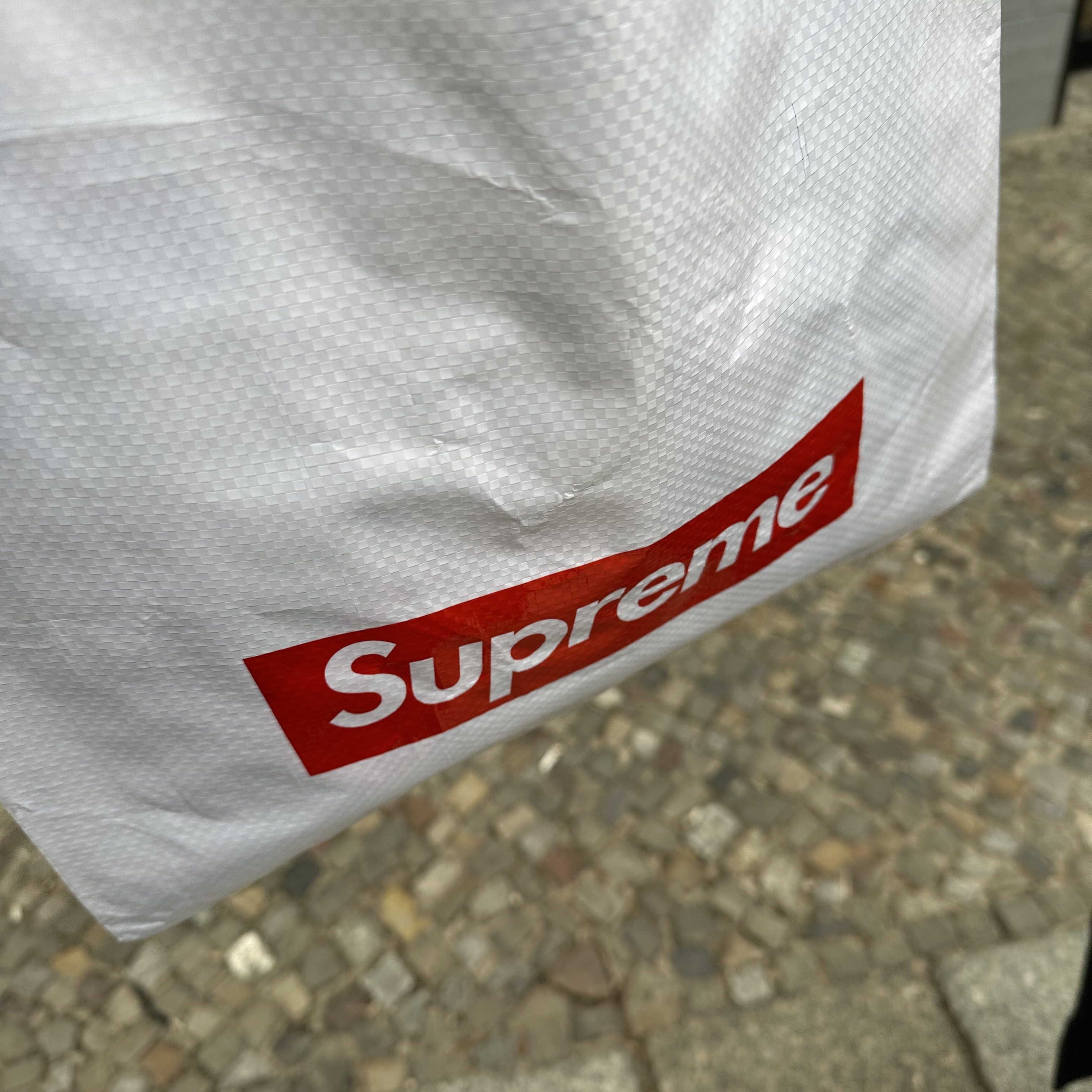Supreme Kurt Cobain T-Shirt Black - 23SS, Nike x Sacai VaporWaffle Sesame and Blue Void 착용 스타일 - 2