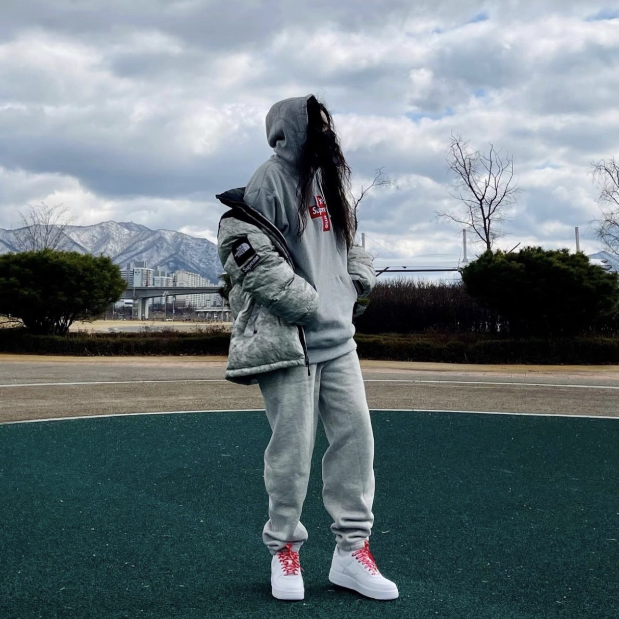Nike x Supreme Air Force 1 Low White, Nike x Supreme Air Force 1 Low Black 착용 스타일 - 2