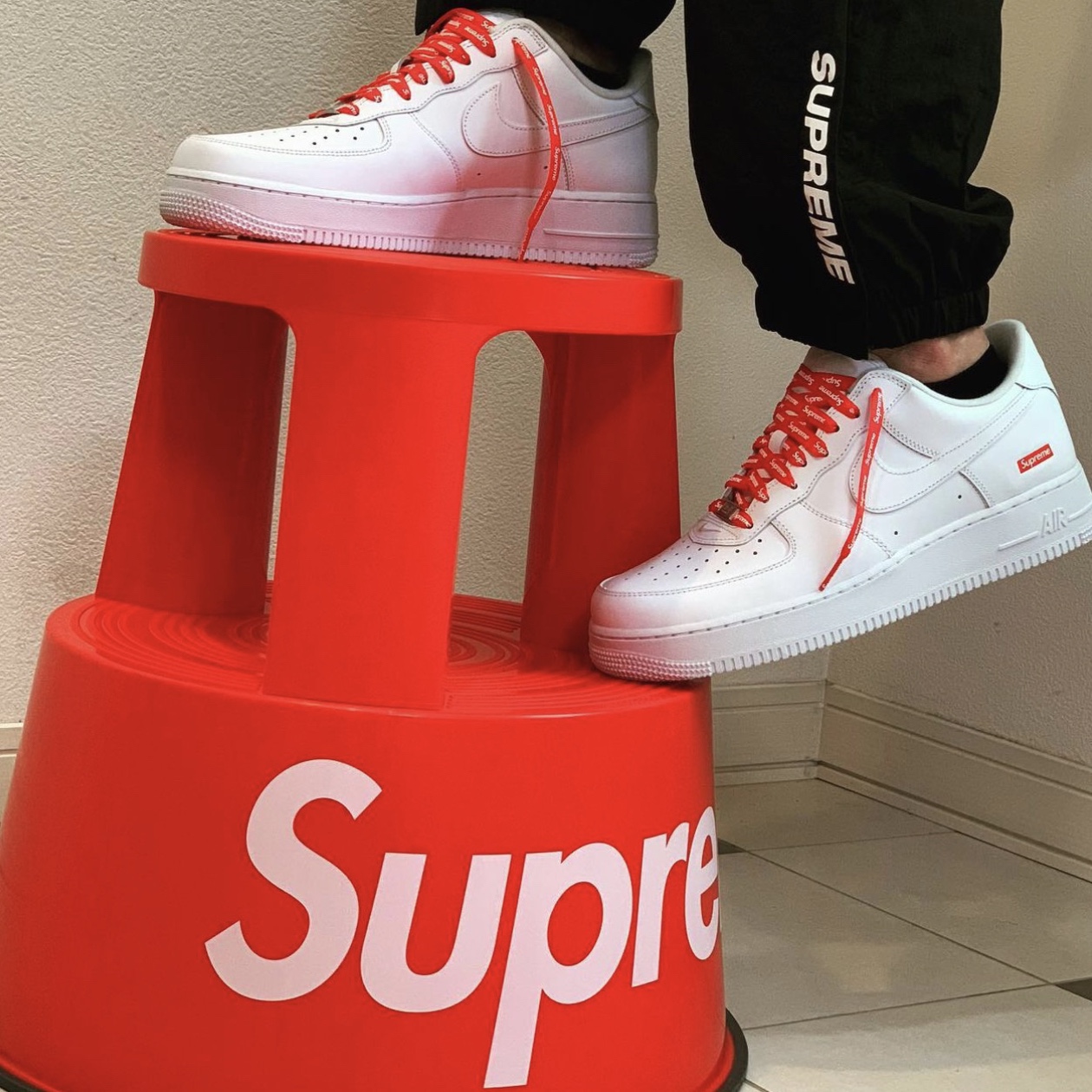 Nike x Supreme Air Force 1 Low White 착용 스타일 - 3