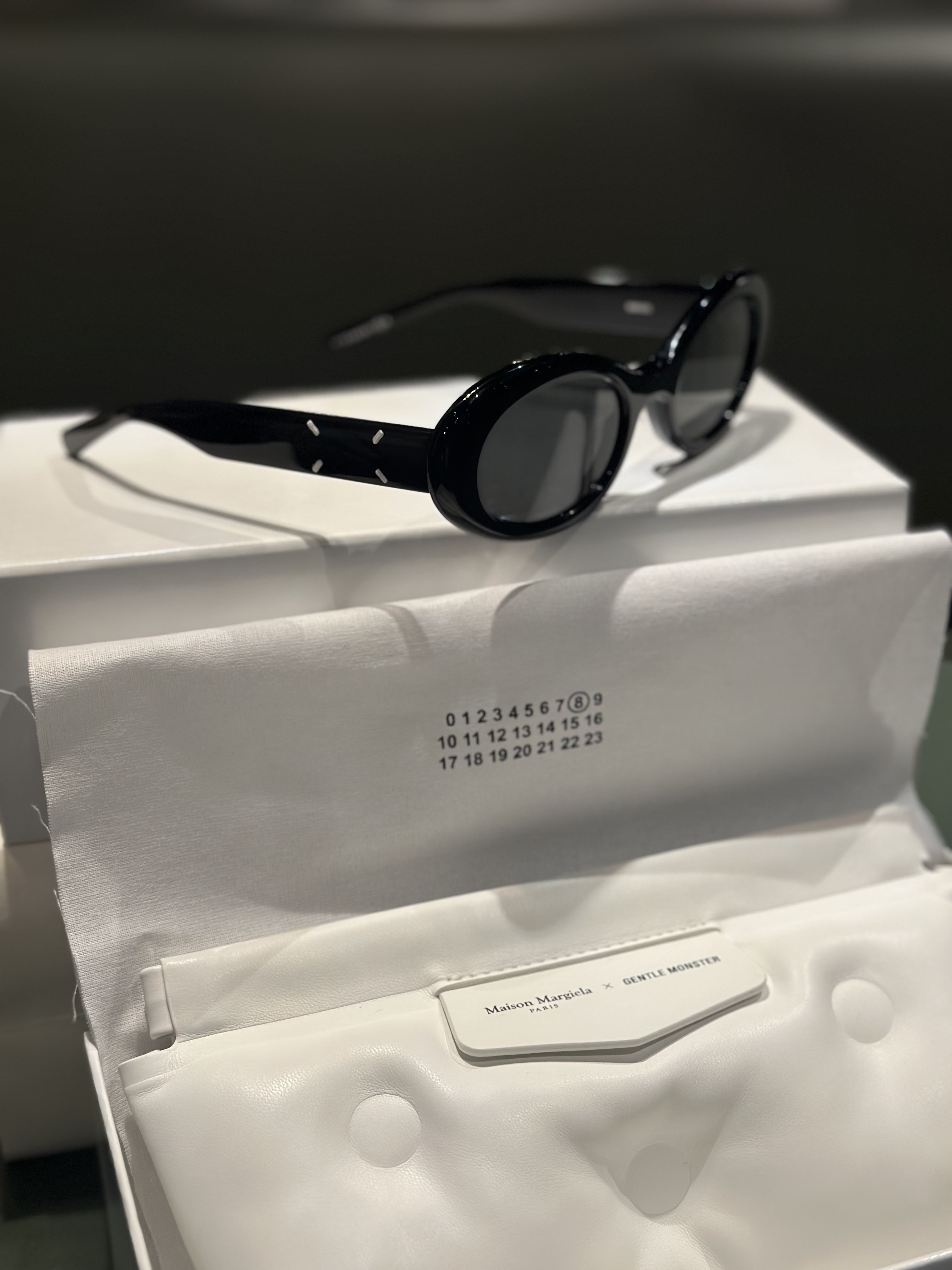 Gentle Monster x Maison Margiela MM005 Black Black 착용 스타일 - 1