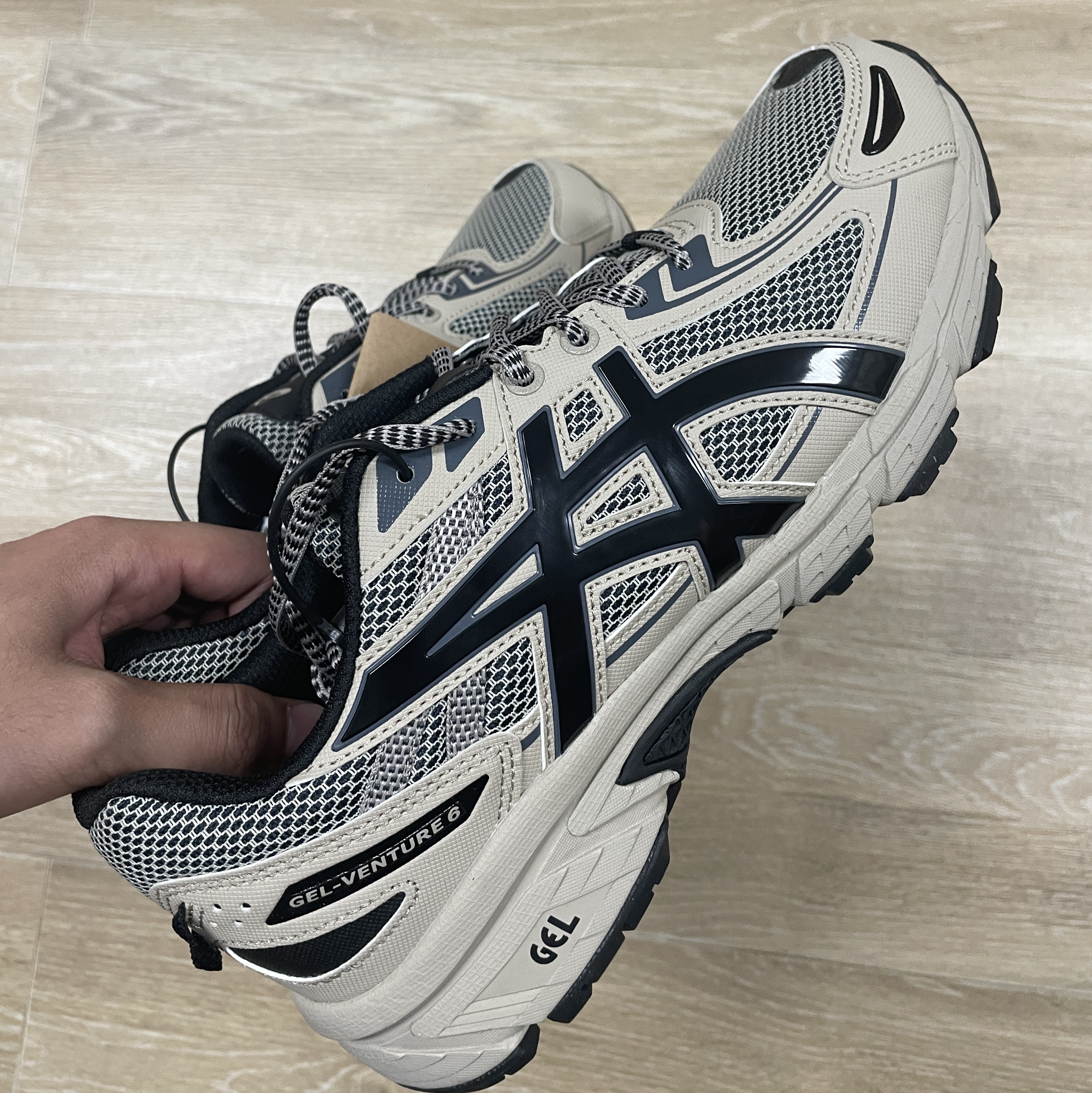 Asics Gel-Venture 6 Feather Grey Black 착용 스타일