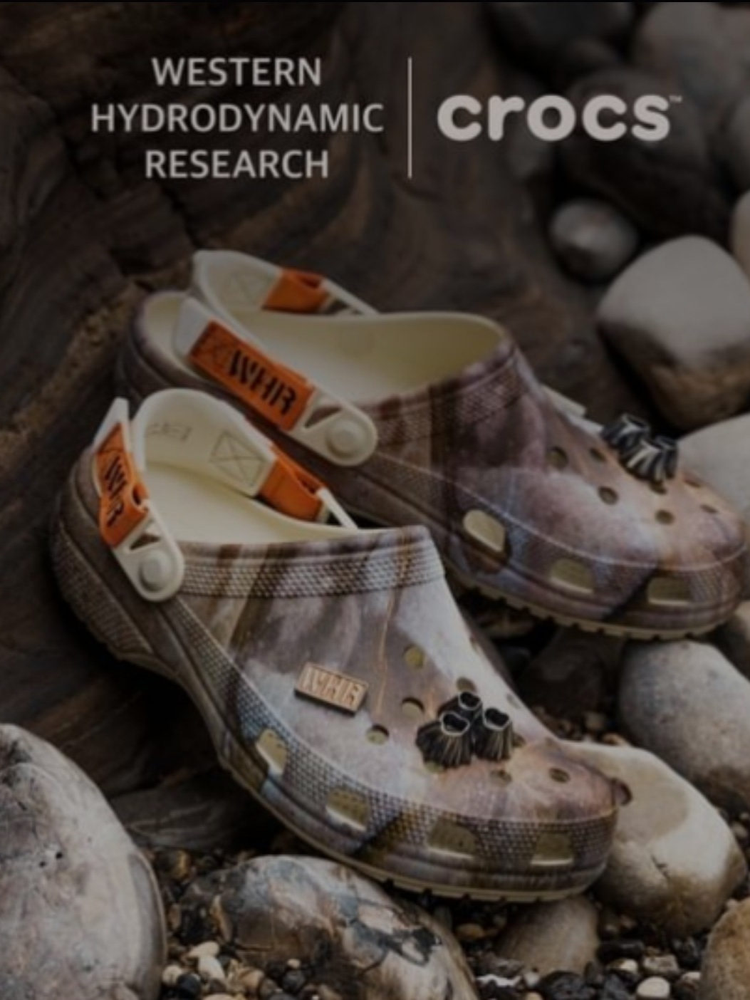 Crocs x WHR Classic Clog Walnut 착용 스타일 - 5