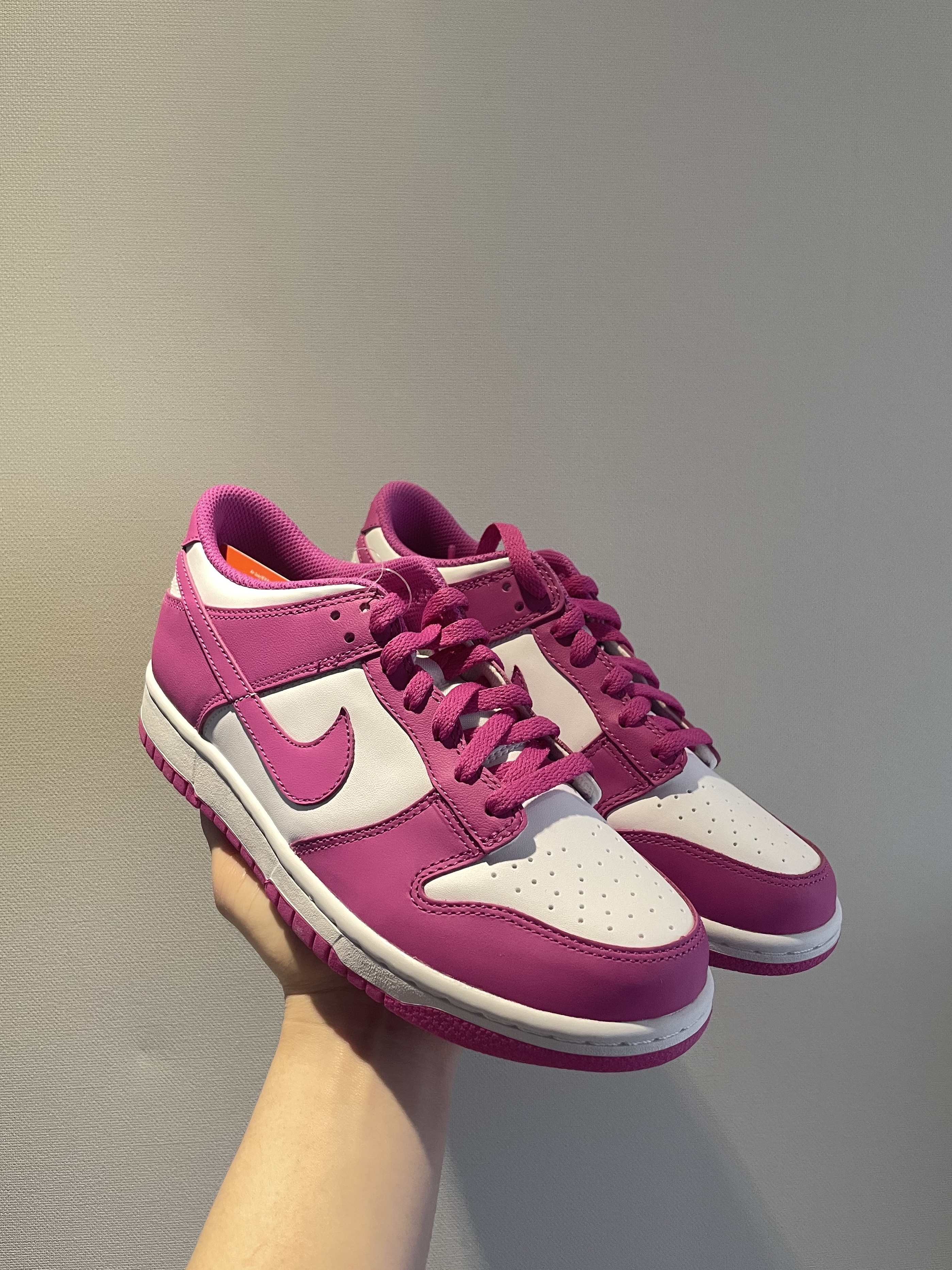 (GS) Nike Dunk Low White Active Fuchsia 착용 스타일 - 2