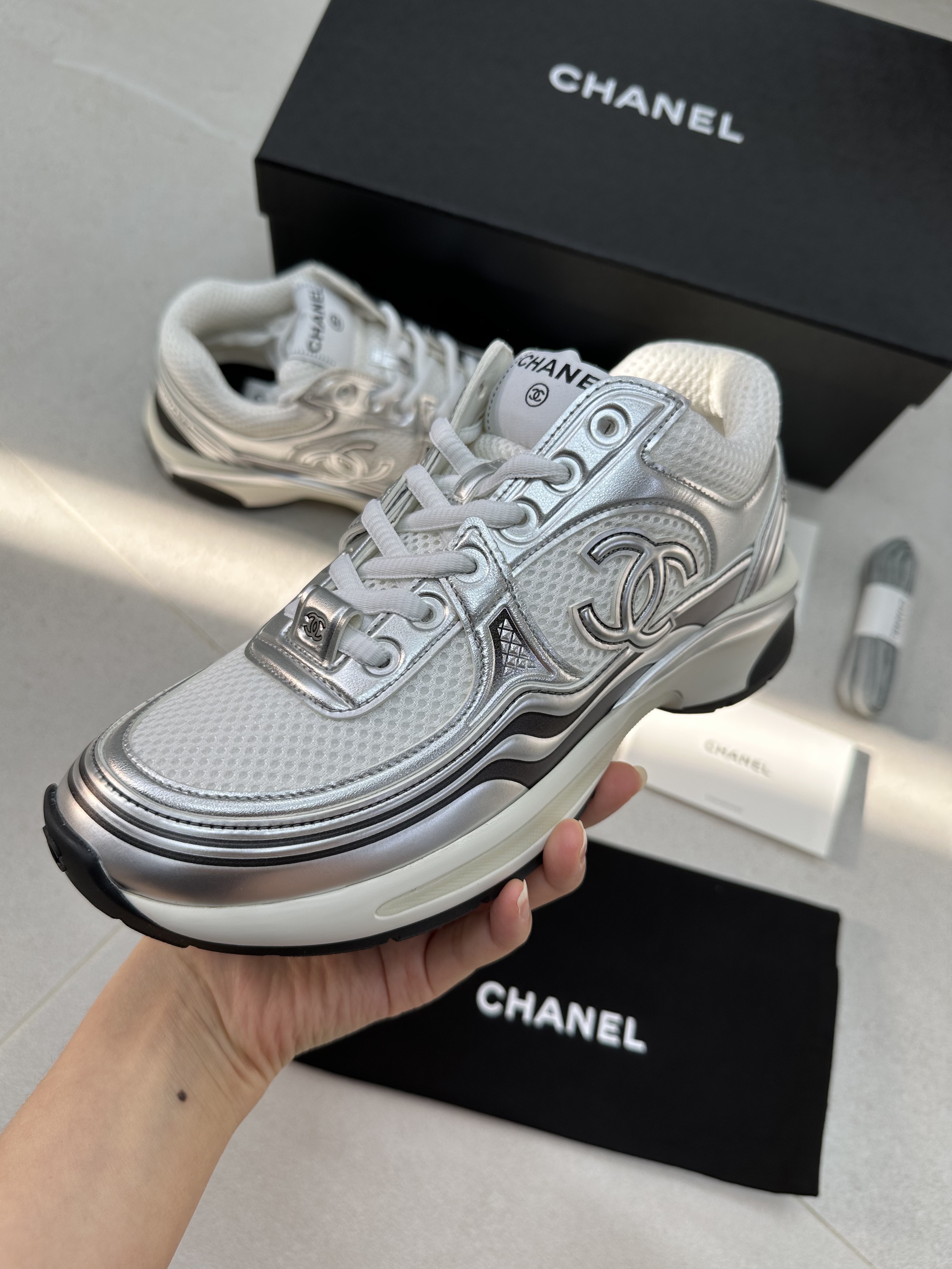 (W) Chanel Sneakers Fabric Laminated & White Silver 착용 스타일 - 2
