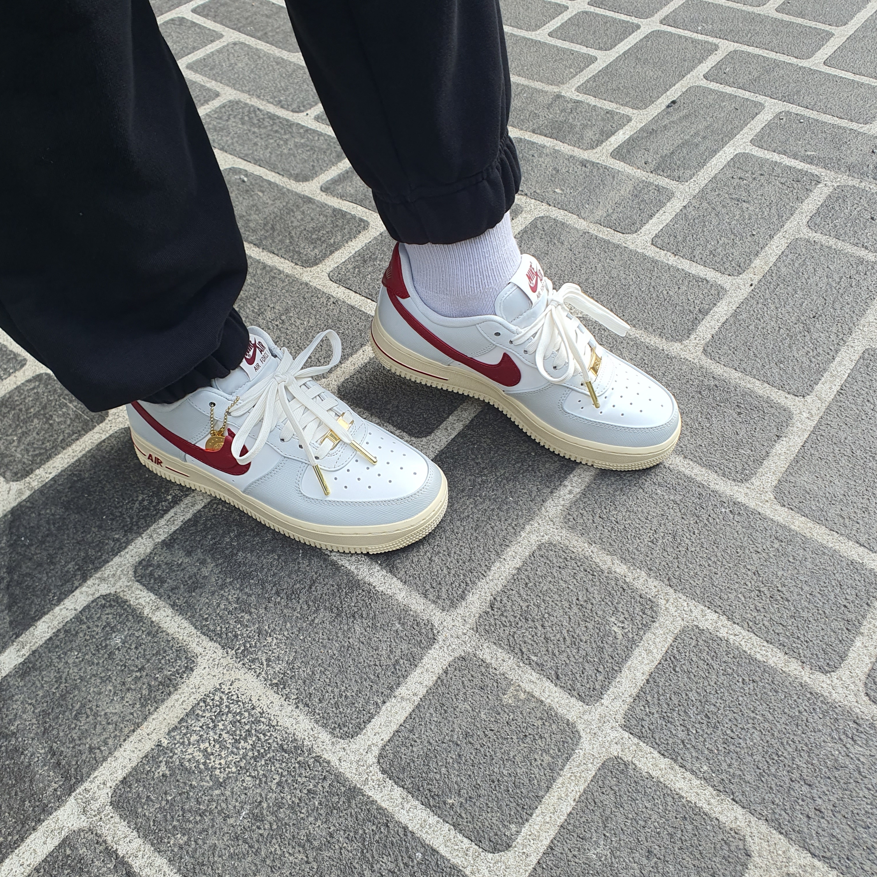 (W) Nike Air Force 1 '07 SE Pandant, Nike x Drake Nocta Air Force 1 Low SP Certified Lover Boy White 착용 스타일 - 2