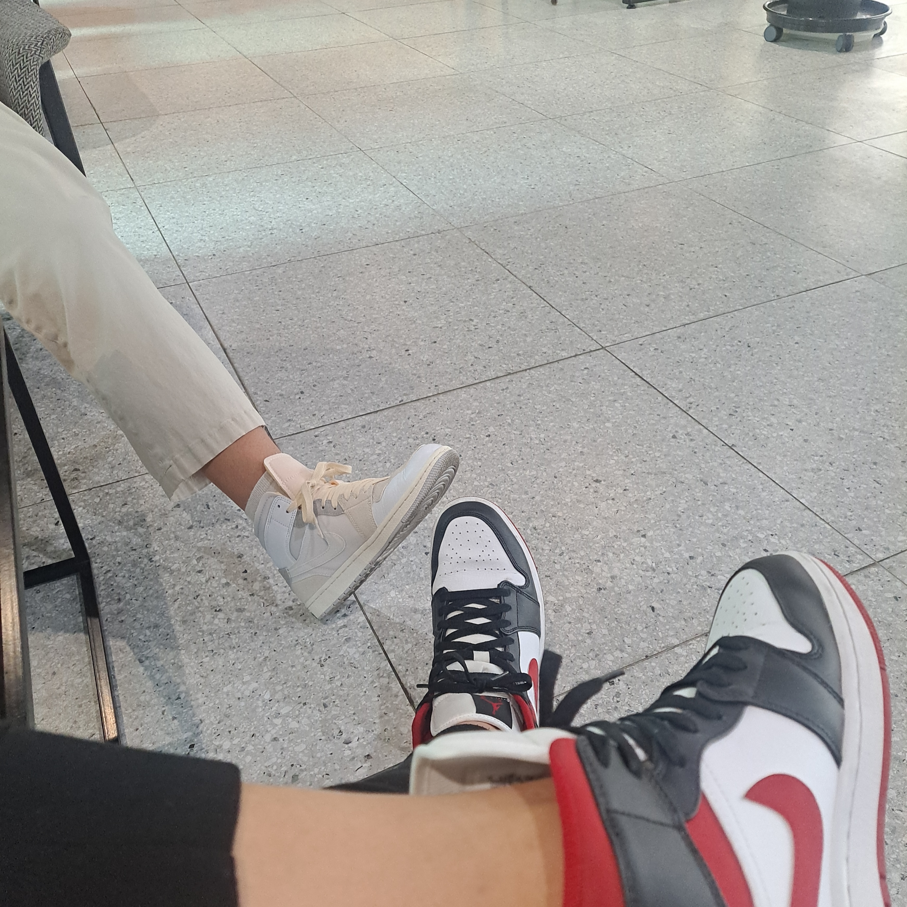 Jordan 1 Mid Gym Red Black White, Jordan 1 Mid SE Craft White and Phantom 착용 스타일