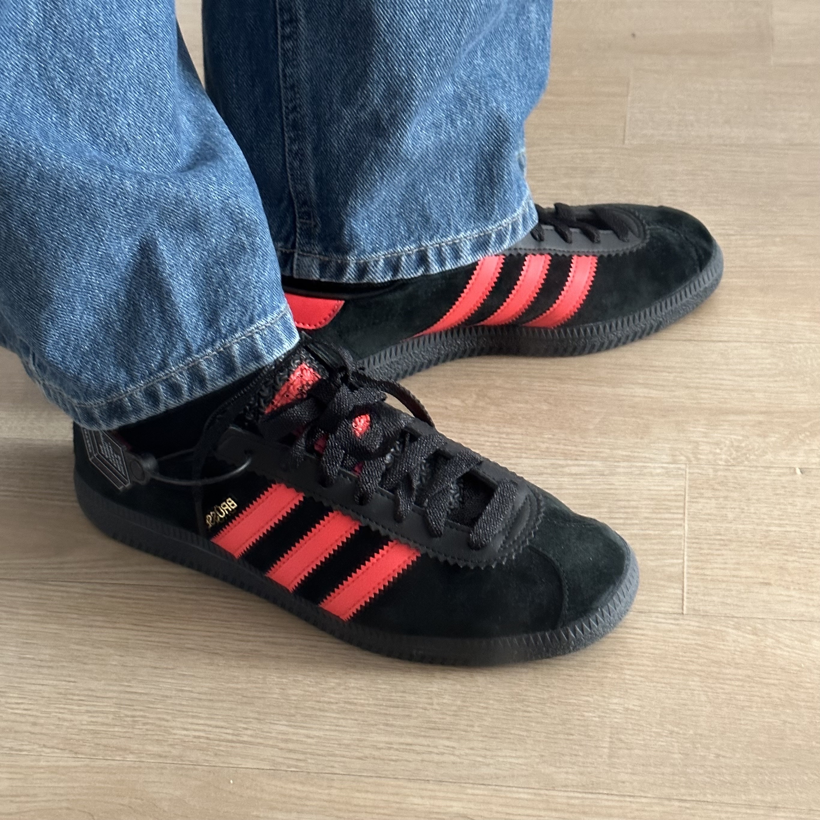 Adidas Brussels Core Black Bright Red 착용 스타일 - 1