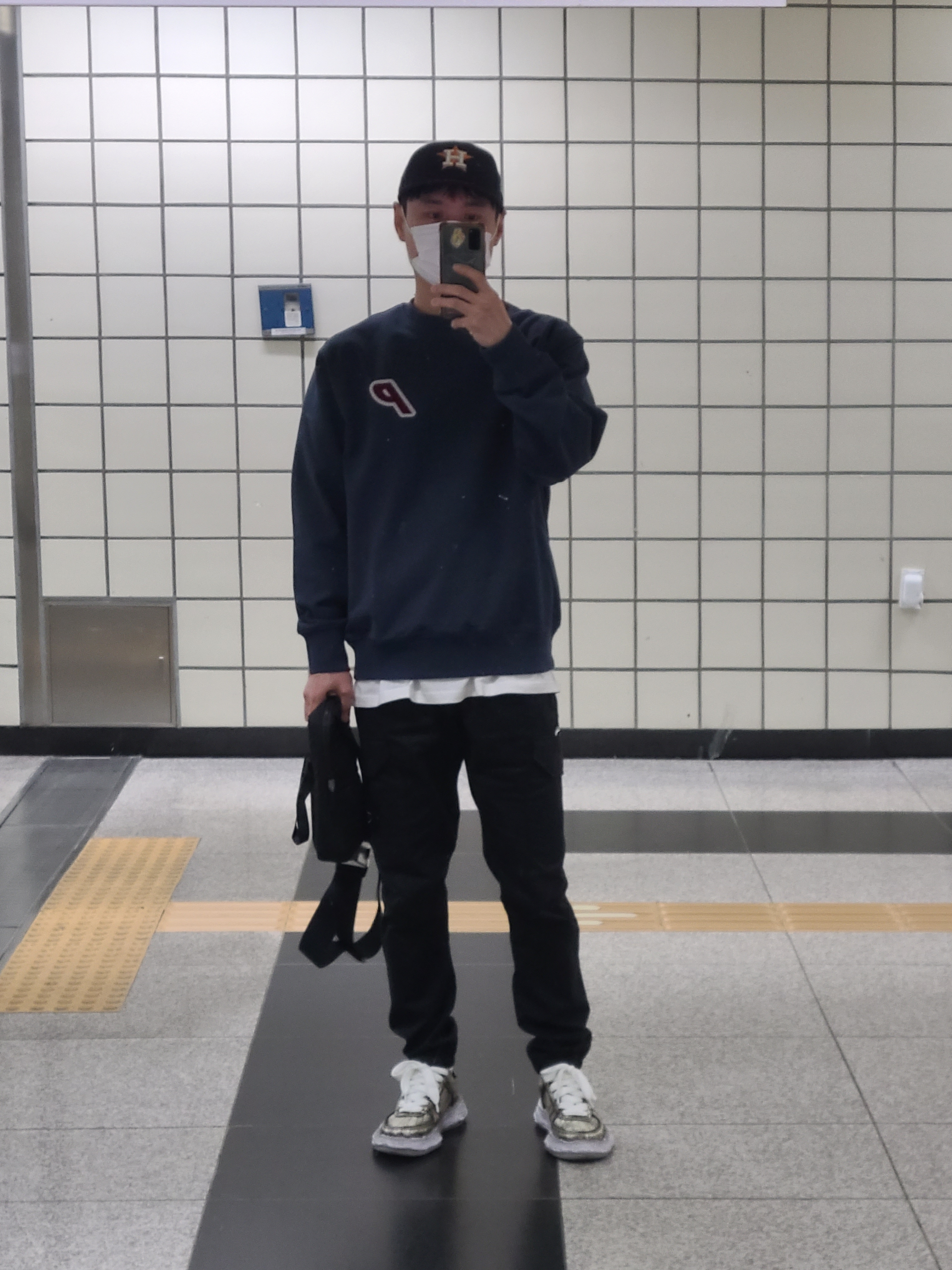 Palace P-3 Applique Crew Navy - 22FW 착용 스타일 - 1