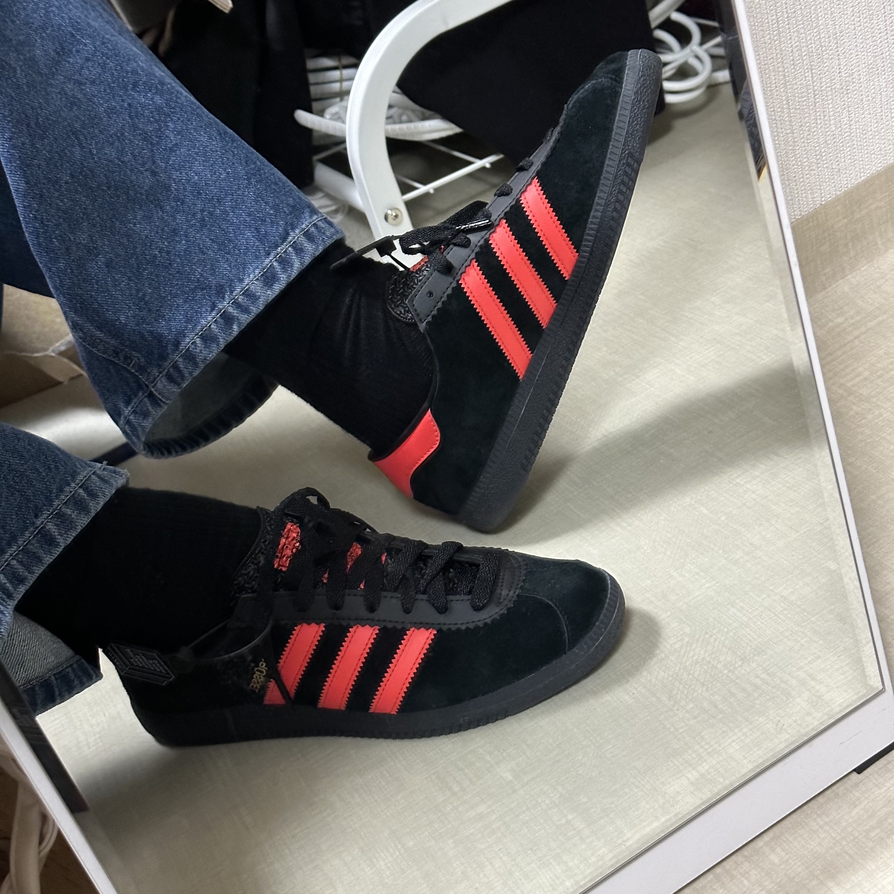 Adidas Brussels Core Black Bright Red 착용 스타일 - 3