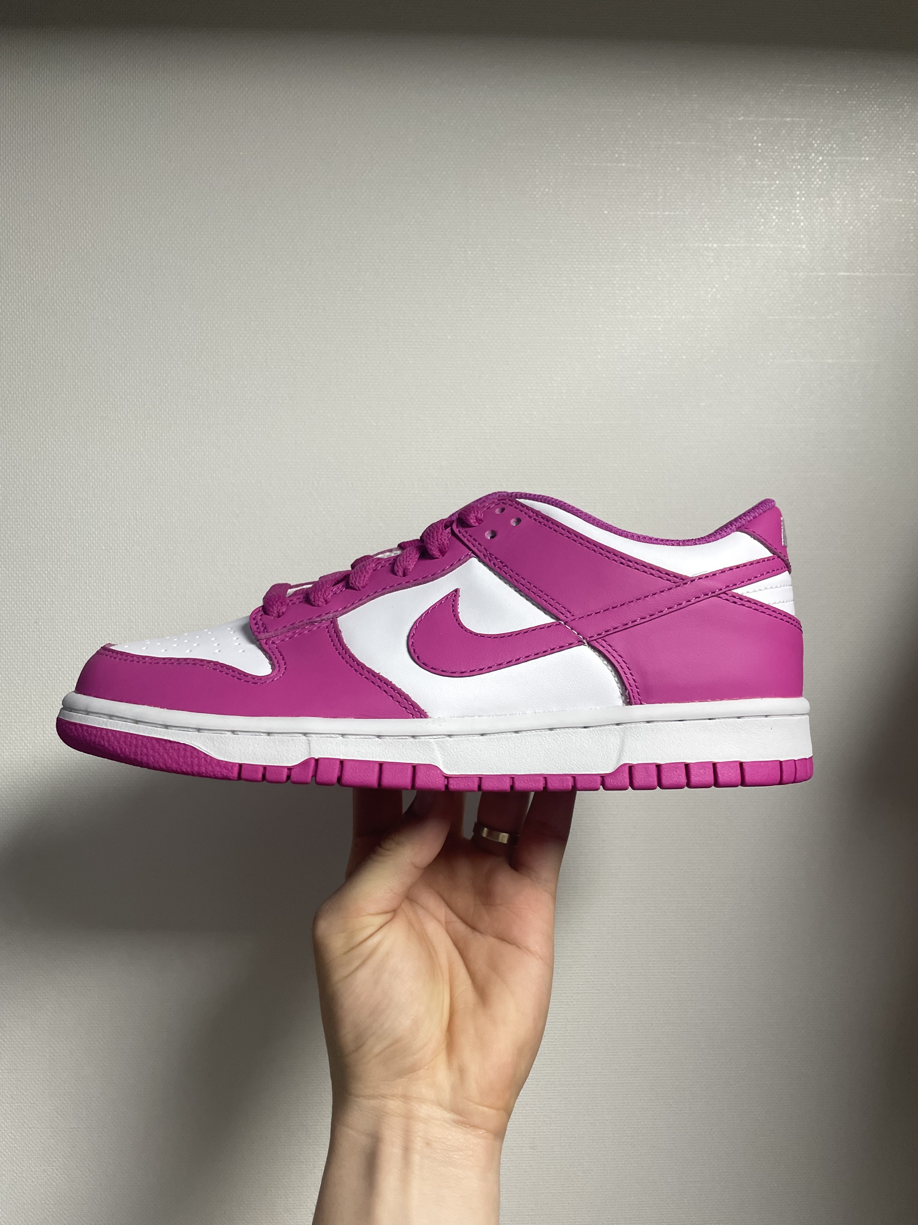 (GS) Nike Dunk Low White Active Fuchsia 착용 스타일 - 1