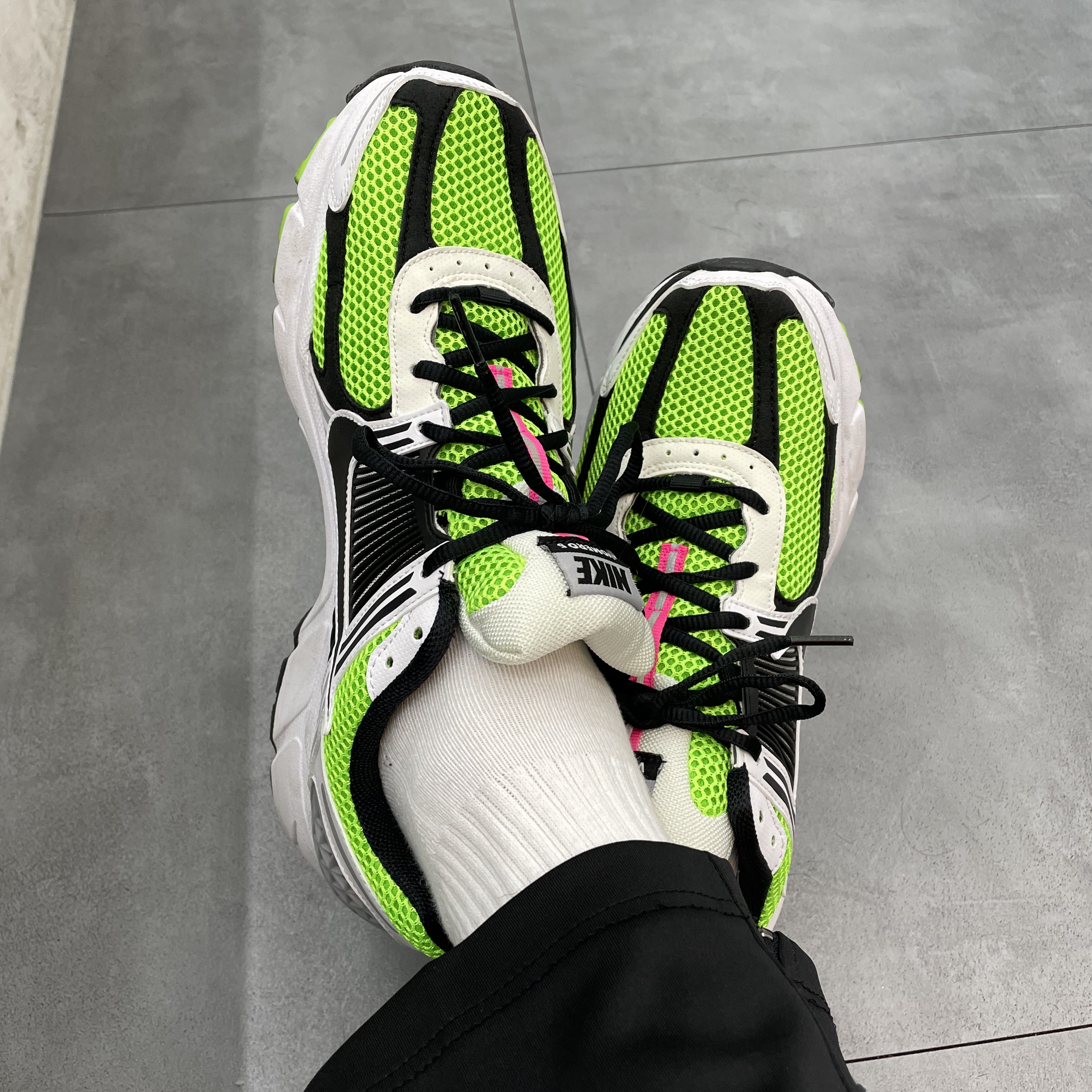 Nike Zoom Vomero 5 Electric Green Black 착용 스타일 - 2