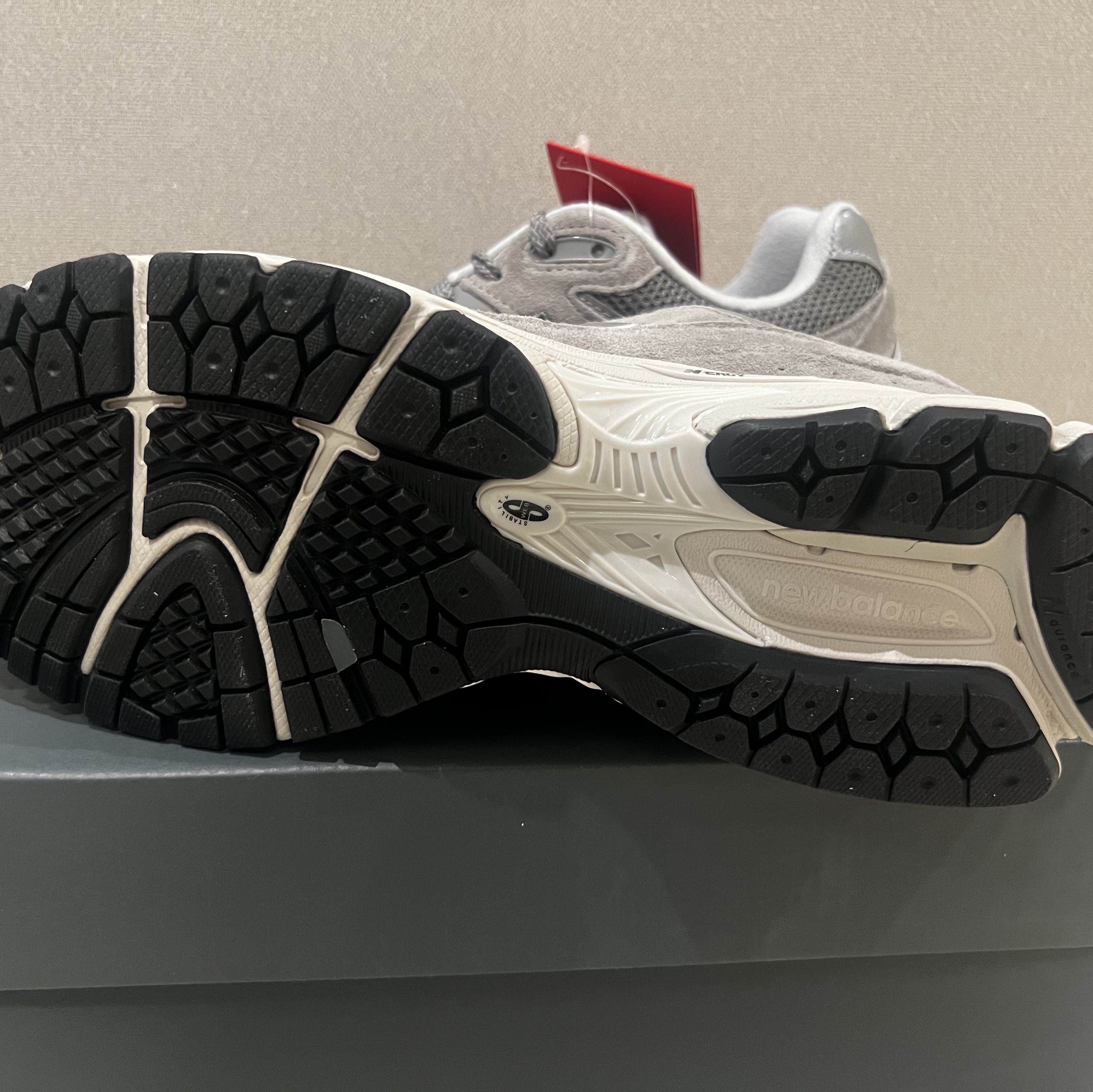 New Balance 2002R Grey 착용 스타일 - 5