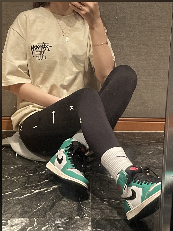 Nike x Stussy NRG Fleece Crewneck Dark Grey Heather (DO9337-063), (W) Jordan 1 Retro High OG Lucky Green 착용 스타일 - 2