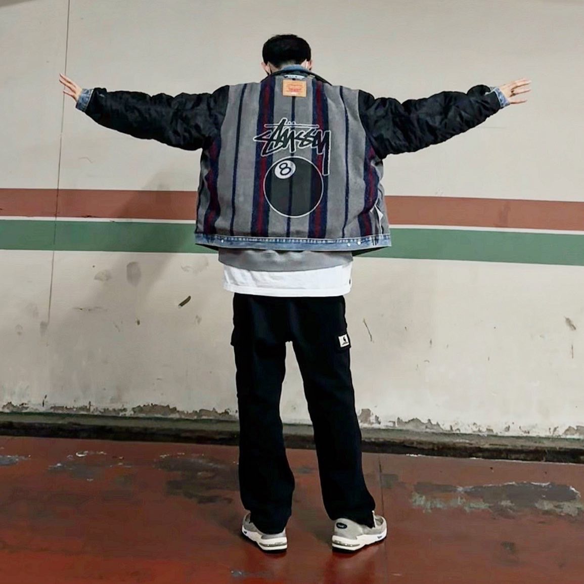 Stussy x Levi's Embossed Trucker Jacket Indigo, New Balance x JJJJound 991 Made in UK Grey 착용 스타일 - 1