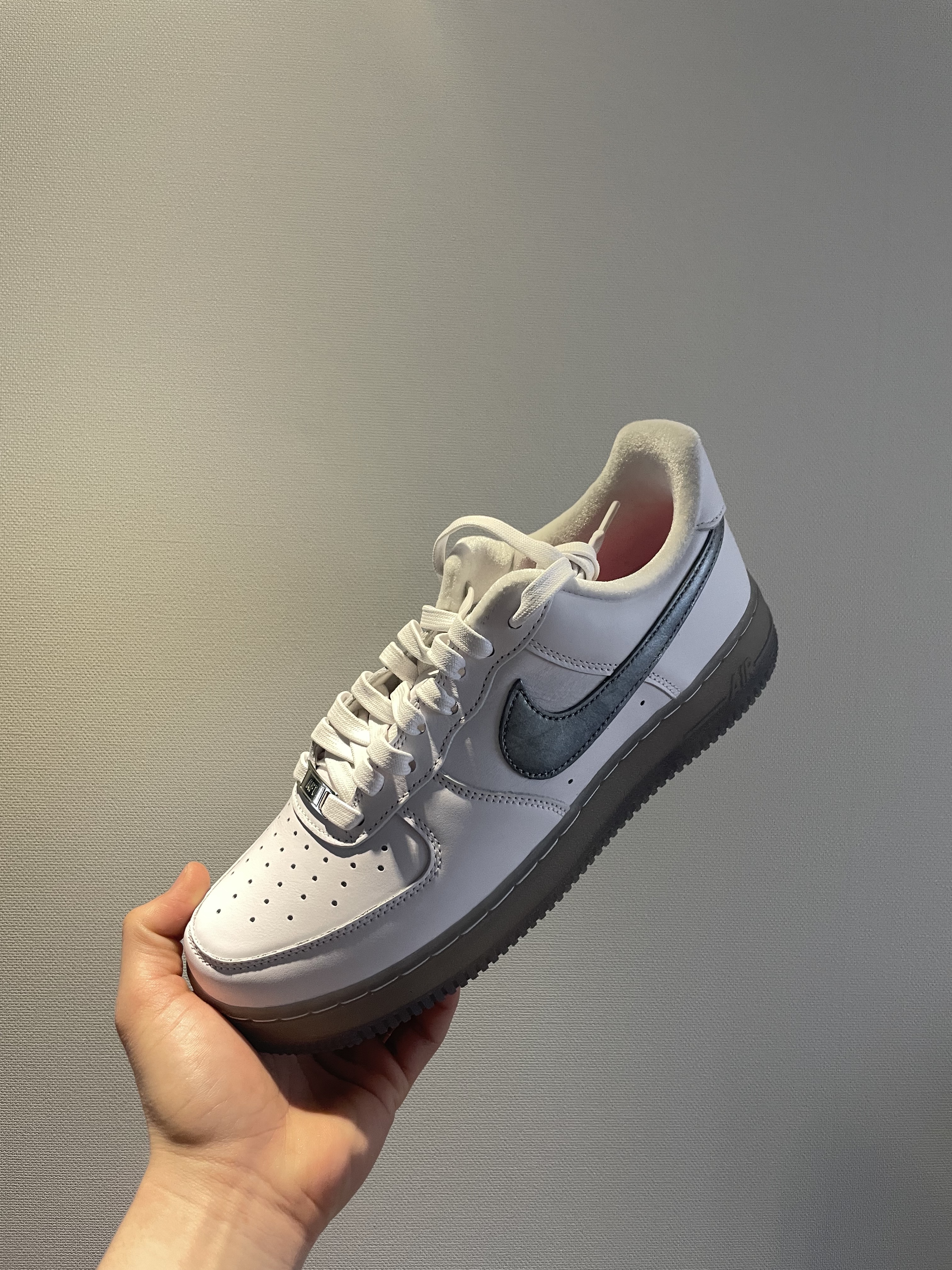 Nike Air Force 1 '07 PRM Metallic Silver 착용 스타일 - 2
