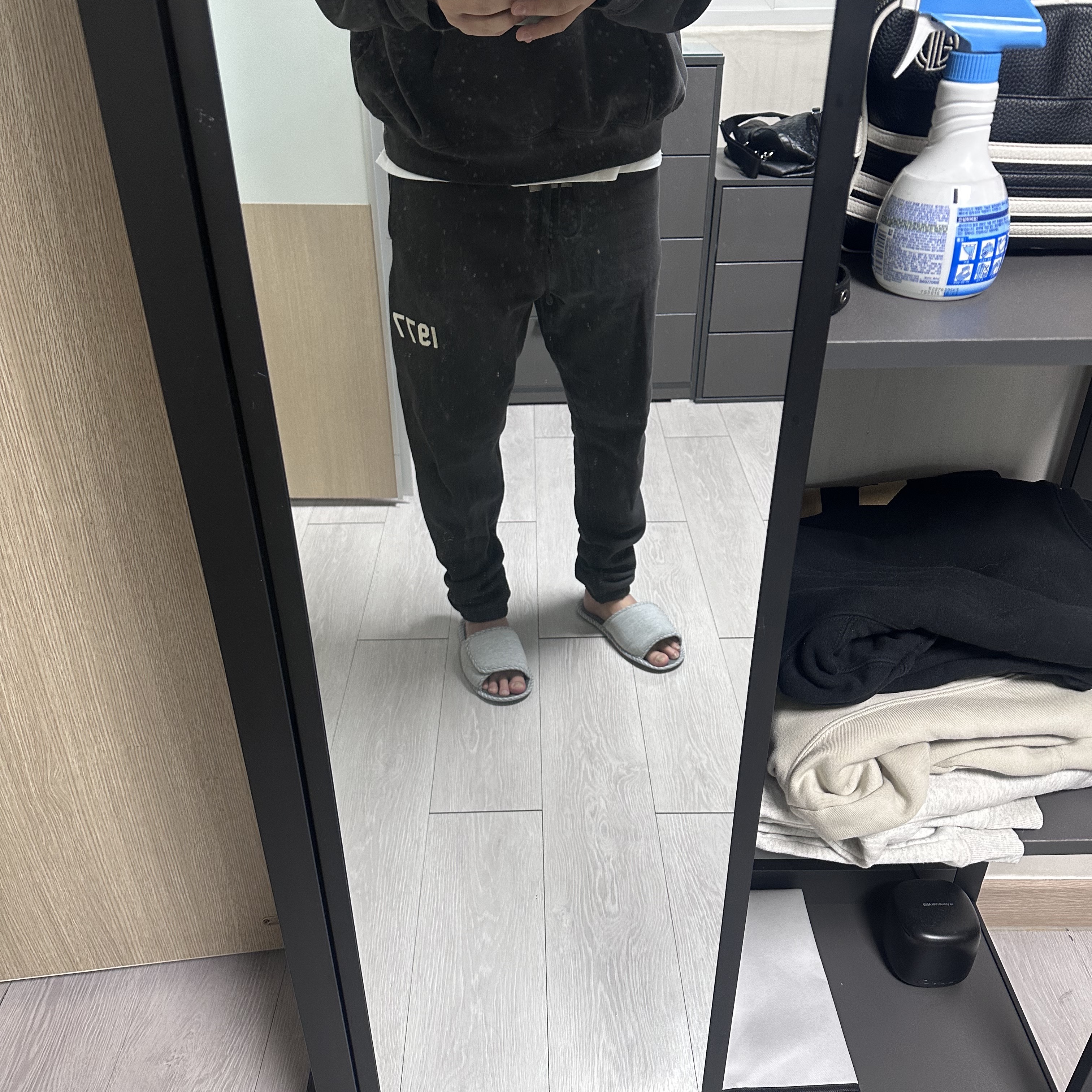 Essentials 1977 Sweatpants Iron - 22SS 착용 스타일