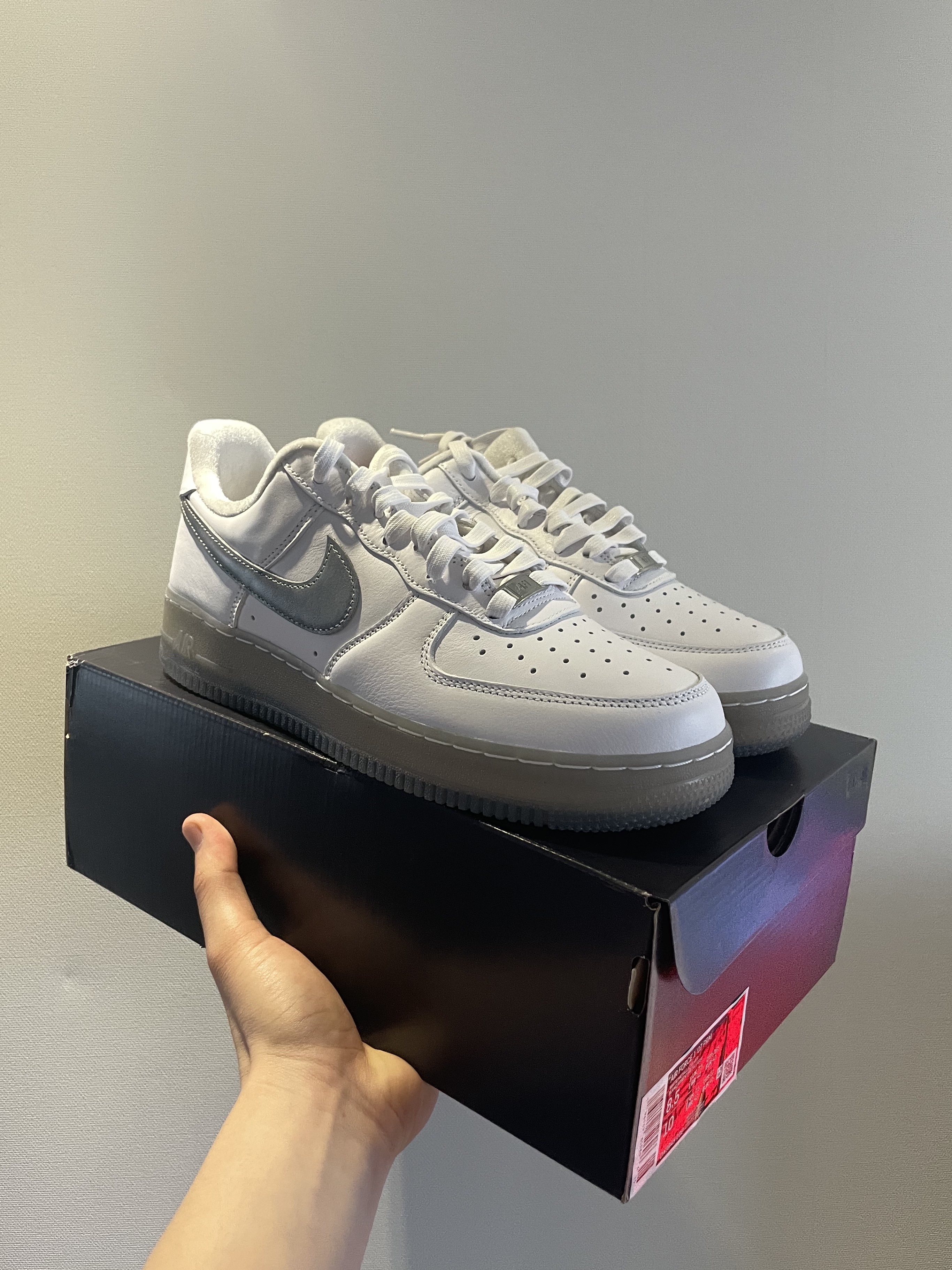 Nike Air Force 1 '07 PRM Metallic Silver 착용 스타일 - 5