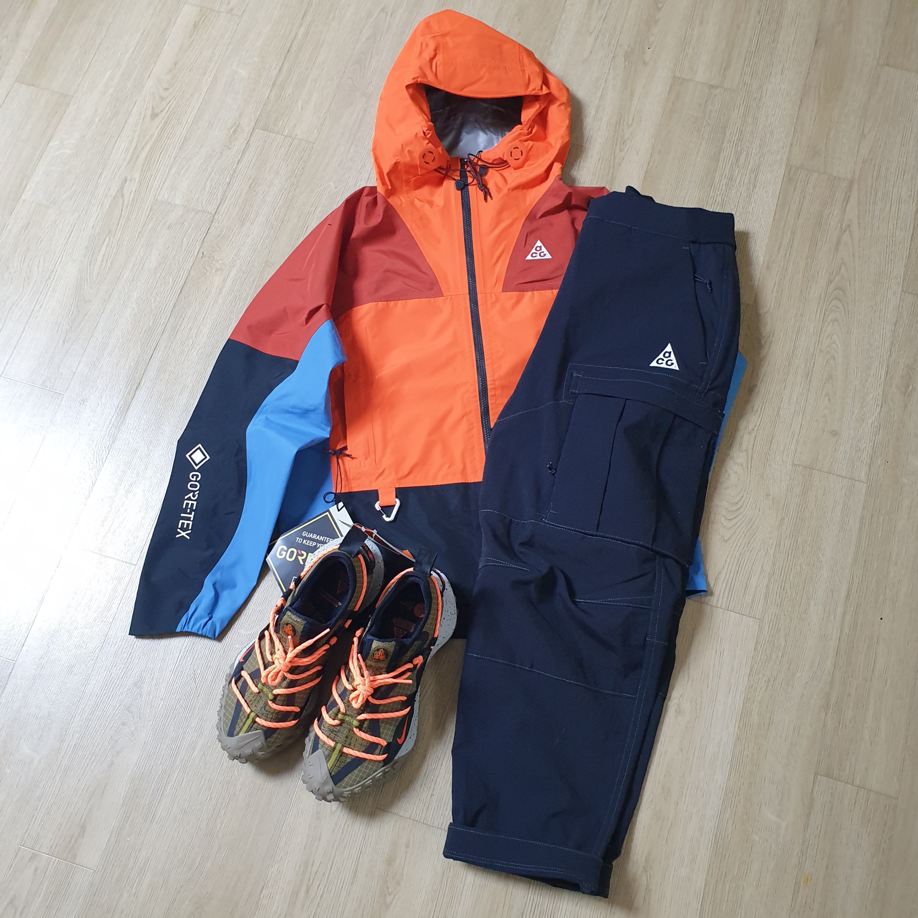 (W) Nike ACG Smith Summit Cargo Pants Black Summit White - Asia, (W) Nike ACG Storm-Fit ADV Chain of Craters Jacket Orange Black Blue - Asia 착용 스타일 - 1