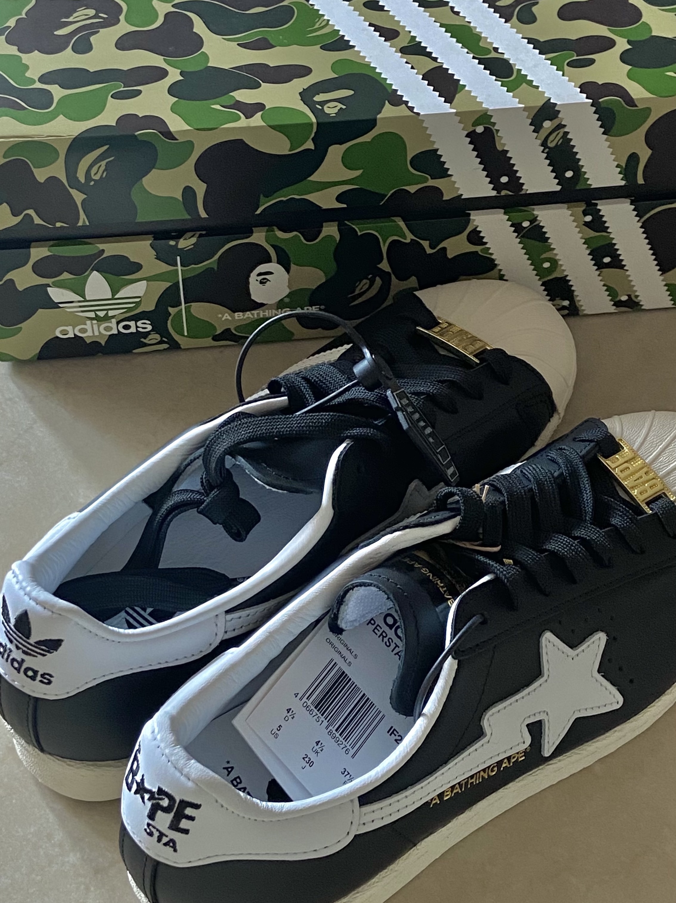 Adidas x BAPE Superstar 80s Core Black Off White 착용 스타일 - 1